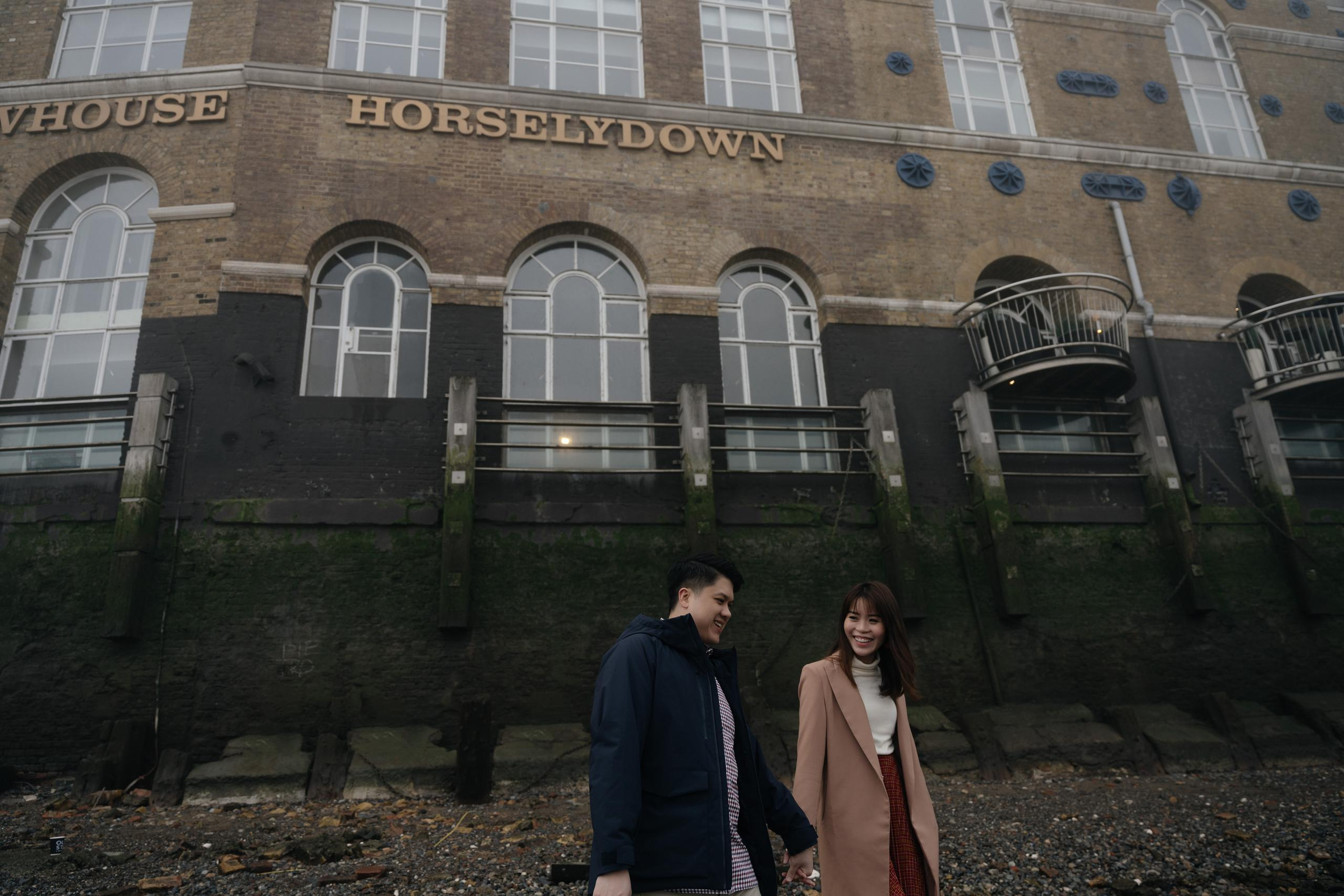 Foggy Hornung by Tower Bridge. London portrait and family photographer