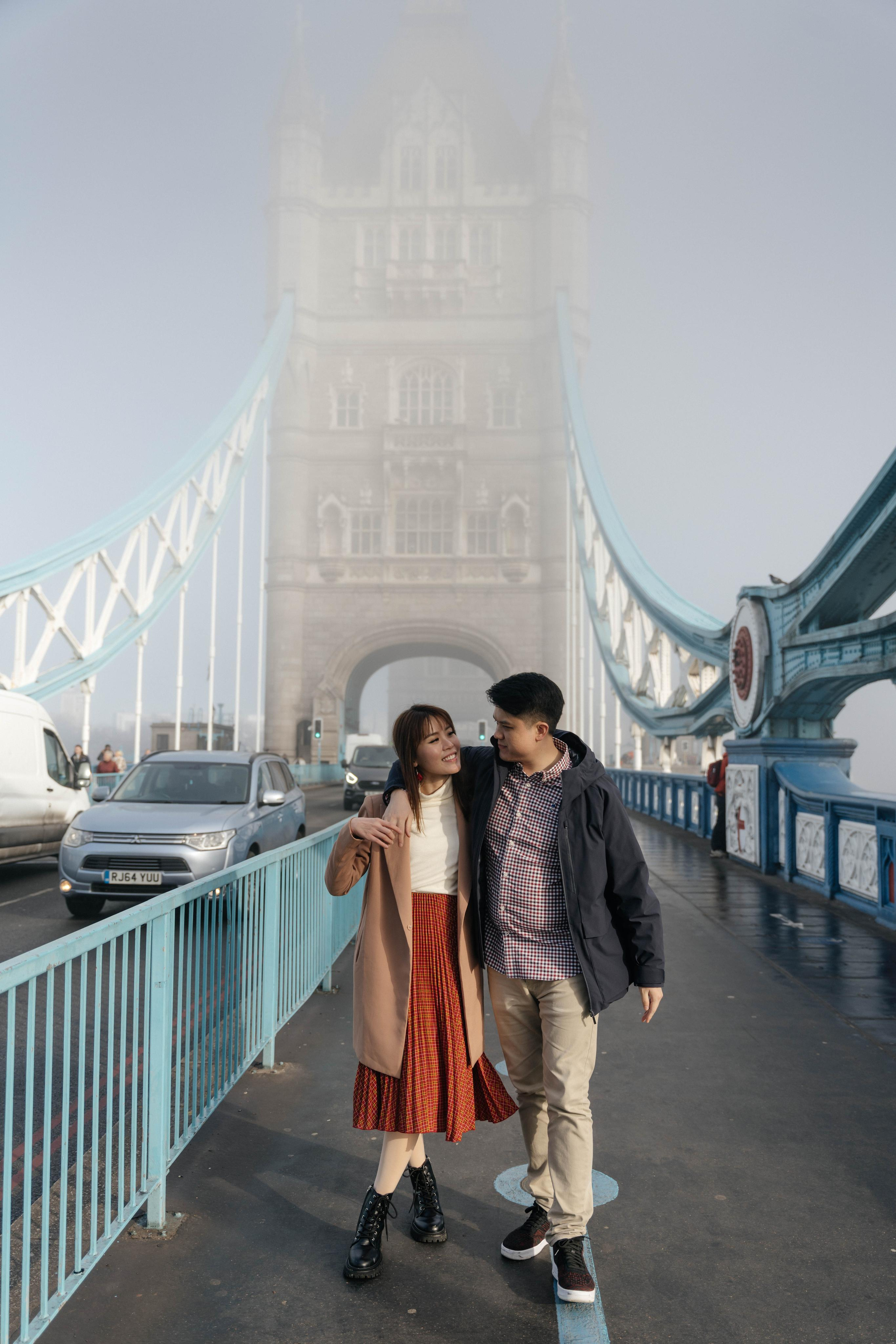 Foggy Hornung by Tower Bridge. London portrait and family photographer