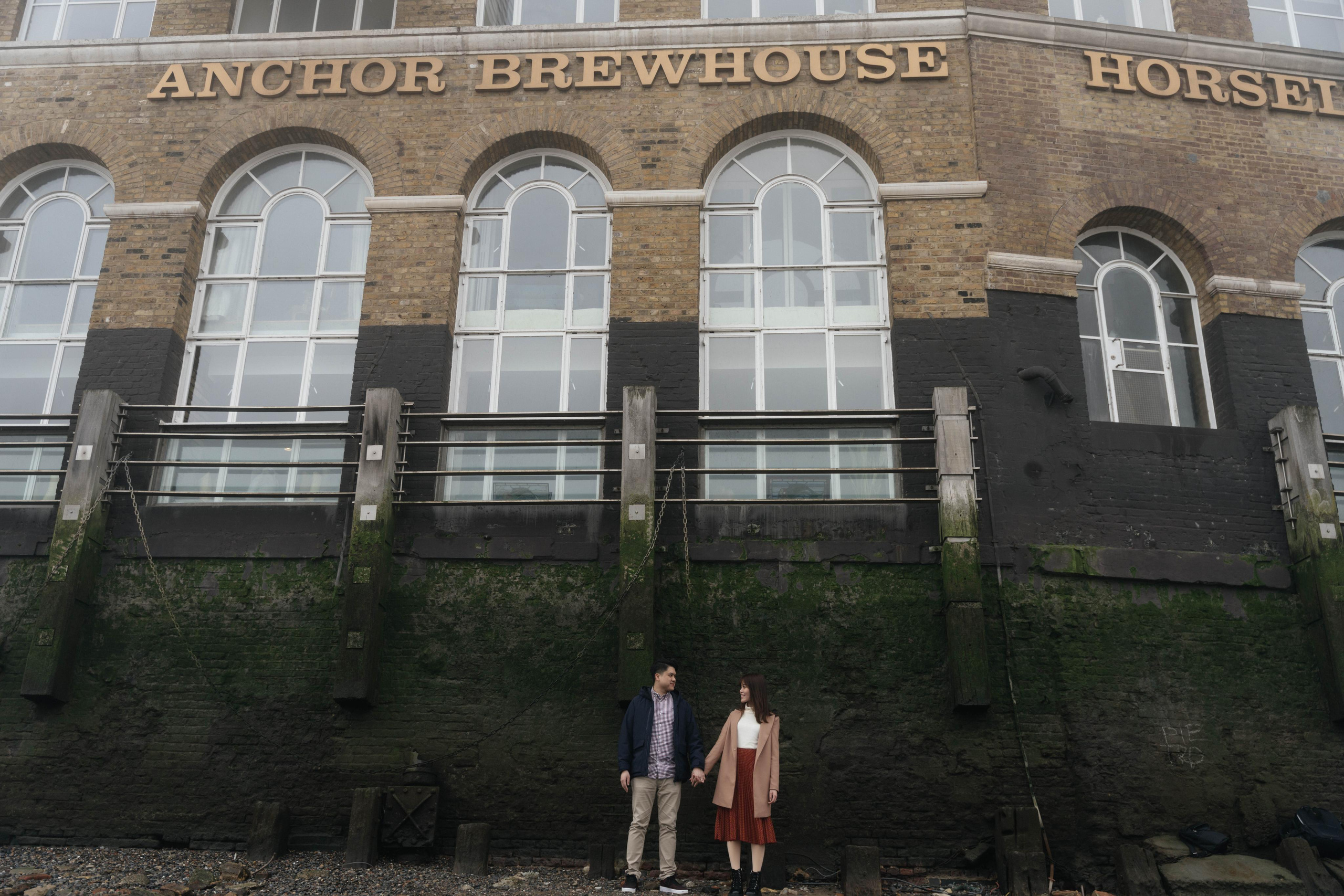 Foggy Hornung by Tower Bridge. London portrait and family photographer