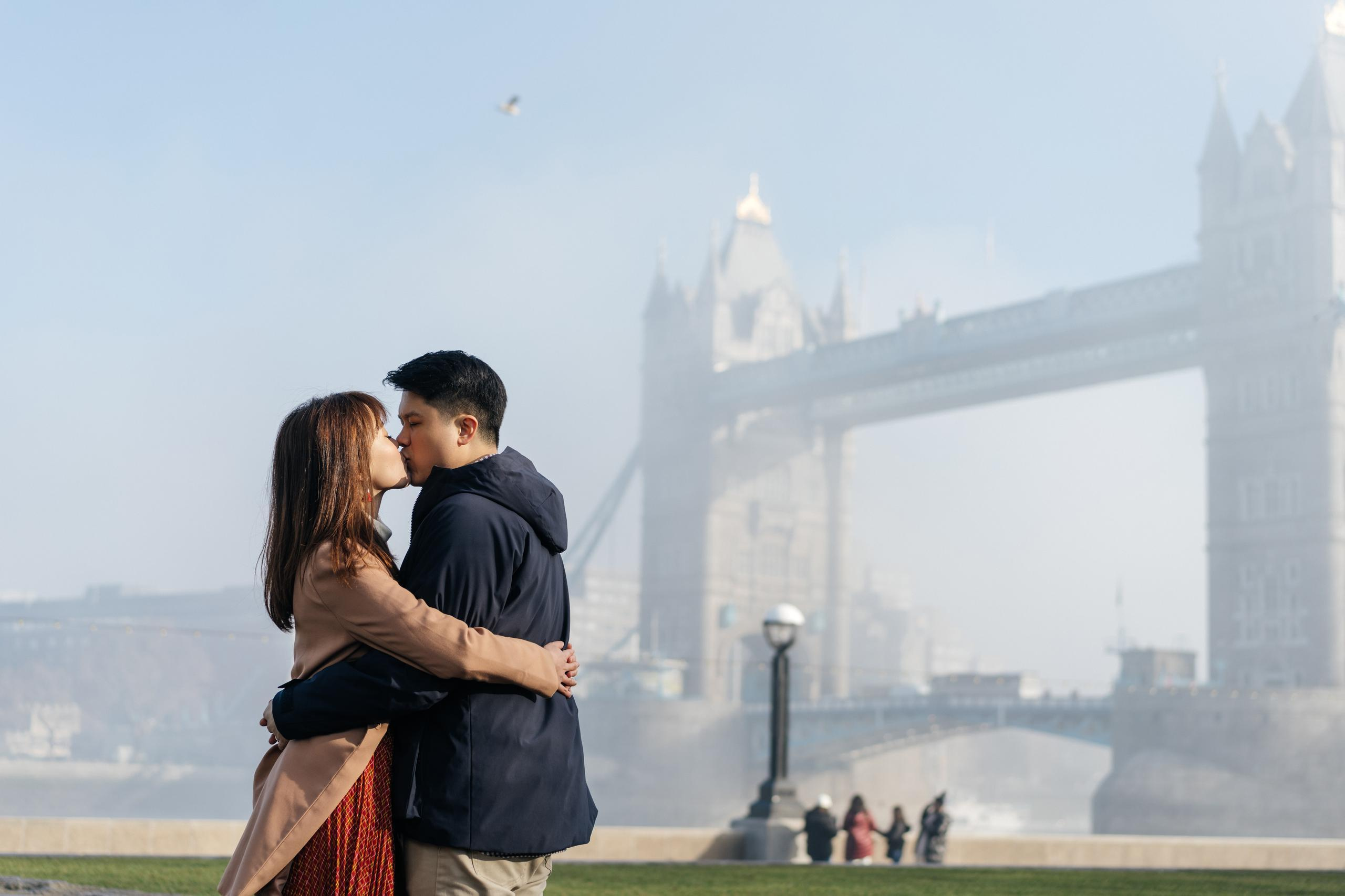Foggy Hornung by Tower Bridge. London portrait and family photographer