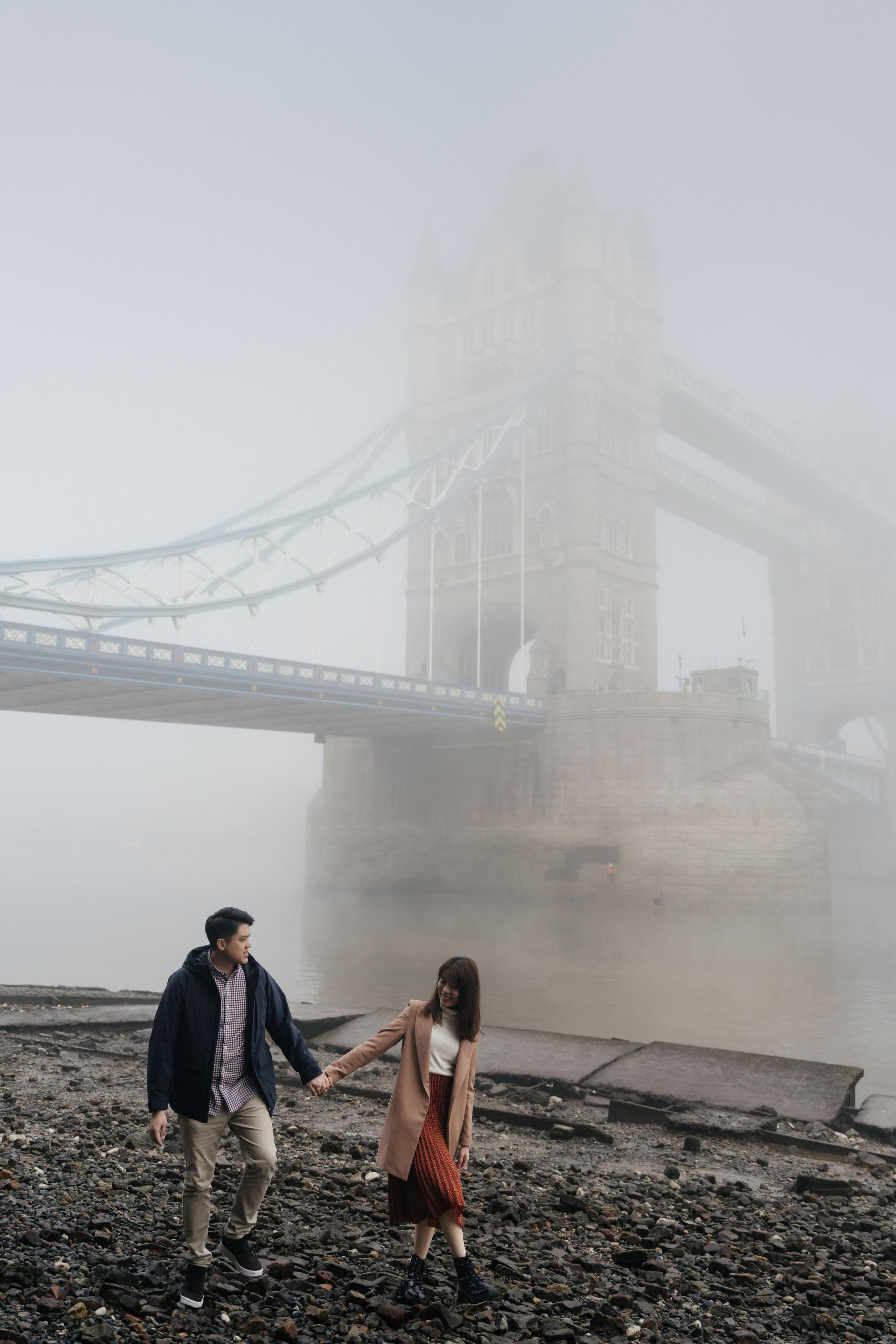 Foggy Hornung by Tower Bridge. London portrait and family photographer