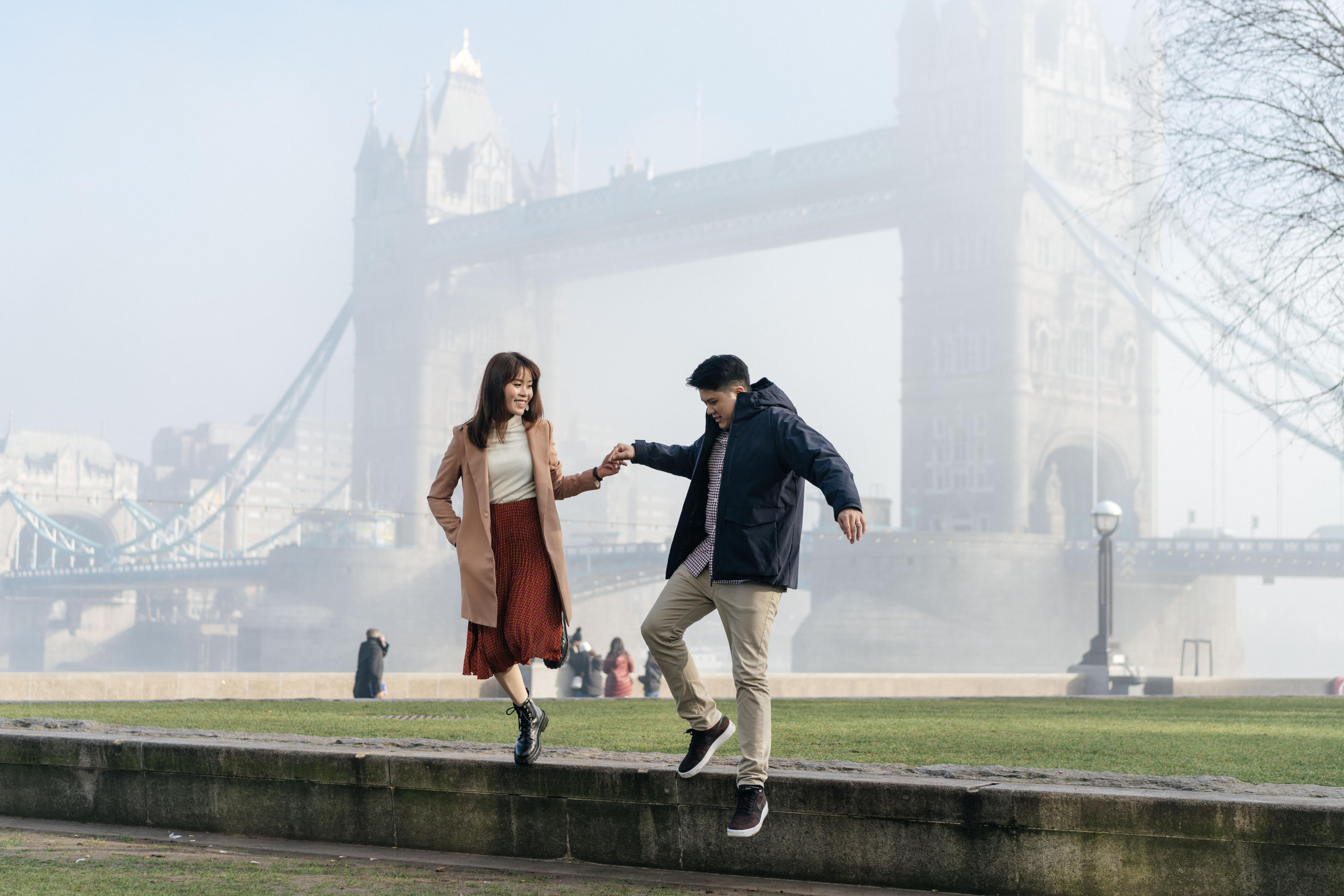 Foggy Hornung by Tower Bridge. London portrait and family photographer