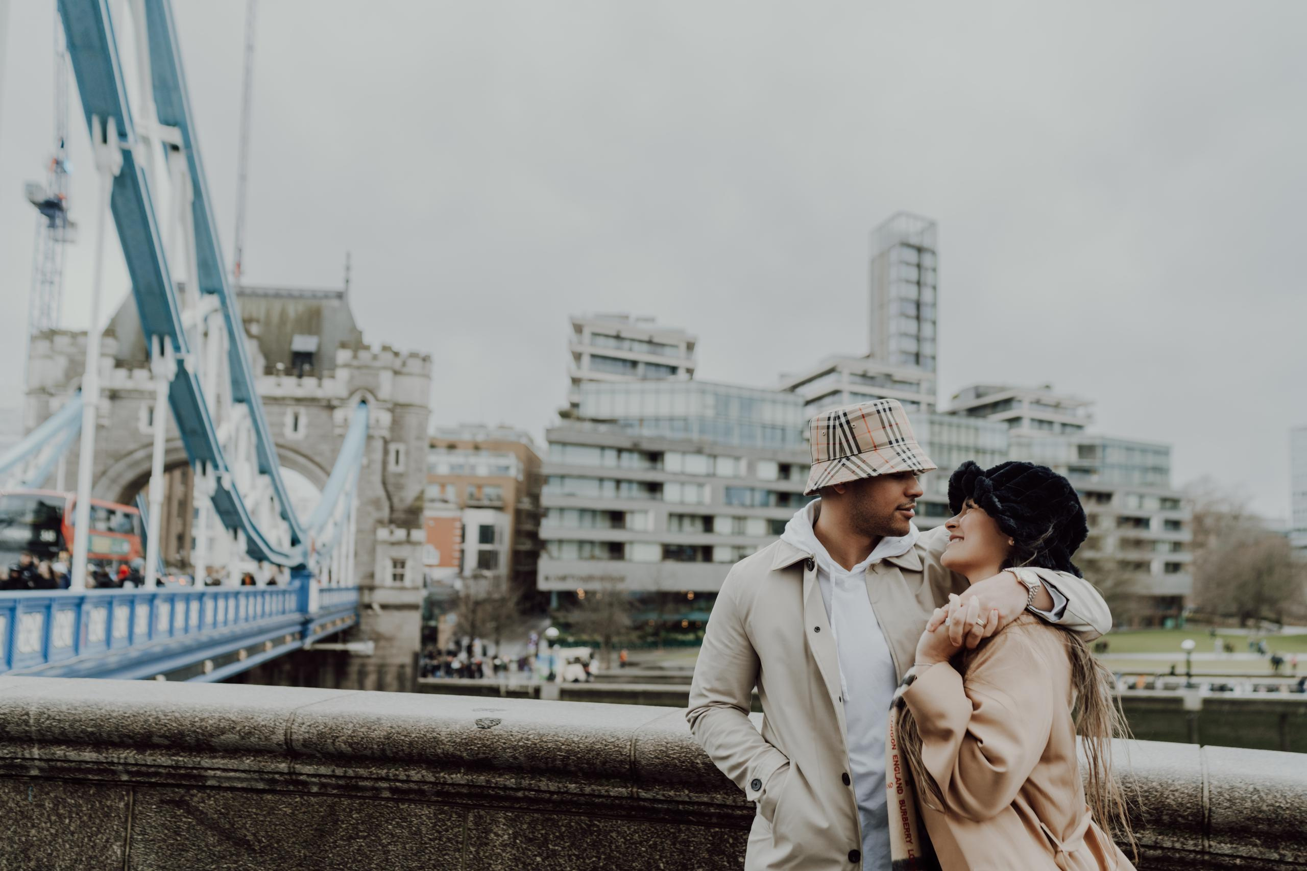 Rainy photo walk by Tower Bridge. London portrait and family photographer