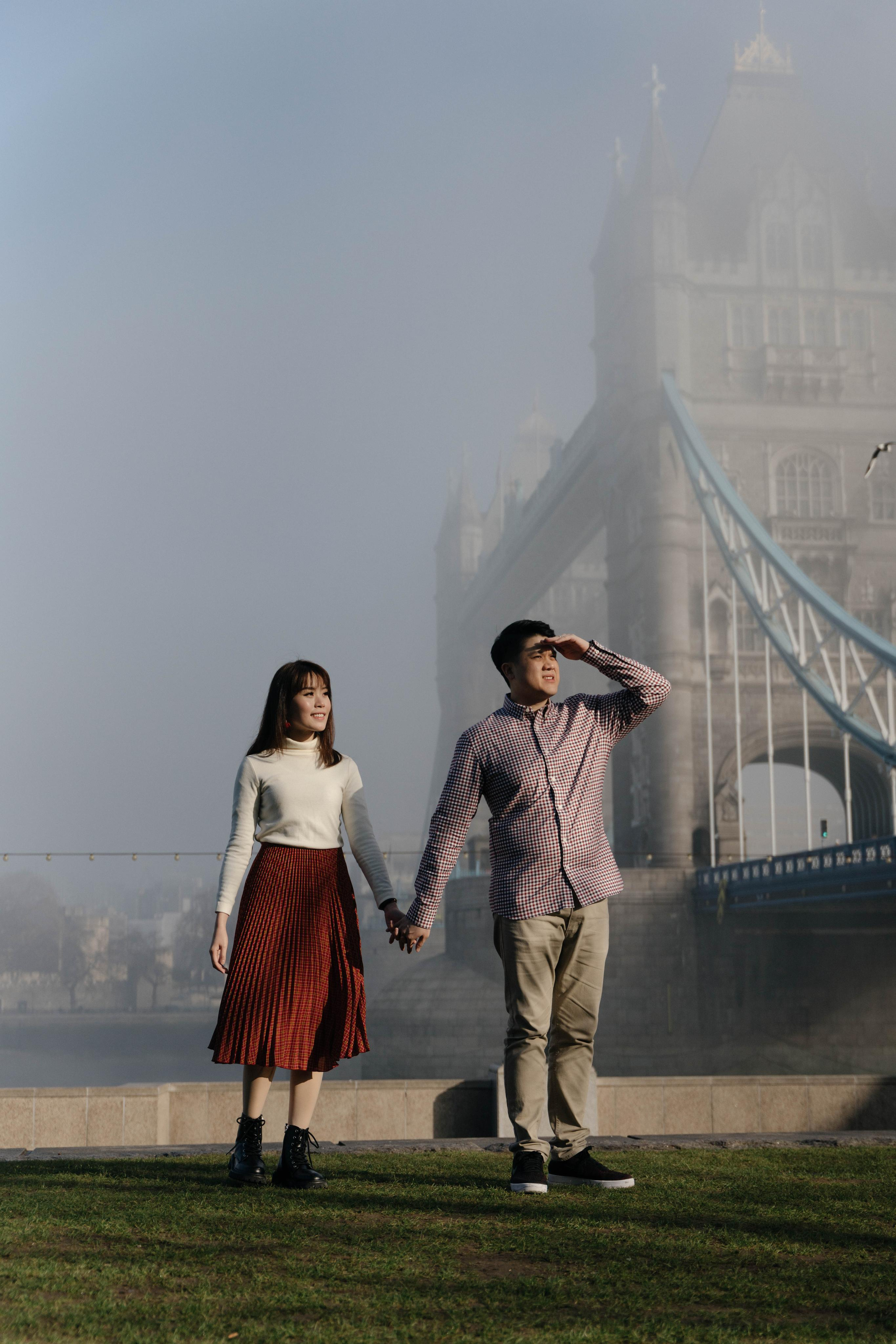 Foggy Hornung by Tower Bridge. London portrait and family photographer
