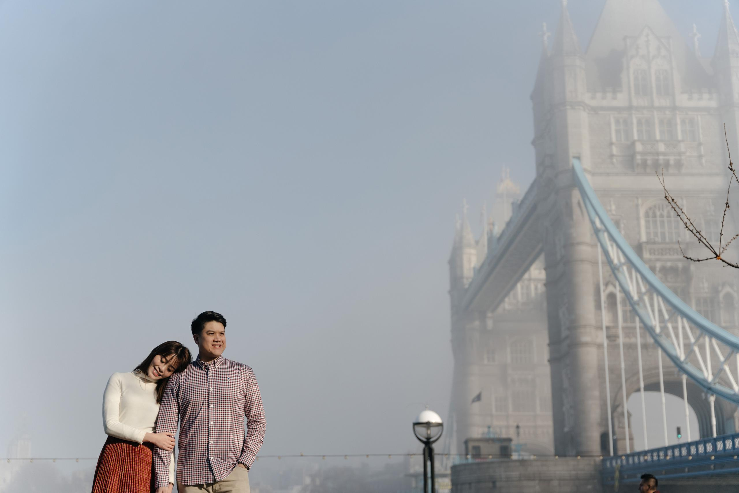 Foggy Hornung by Tower Bridge. London portrait and family photographer