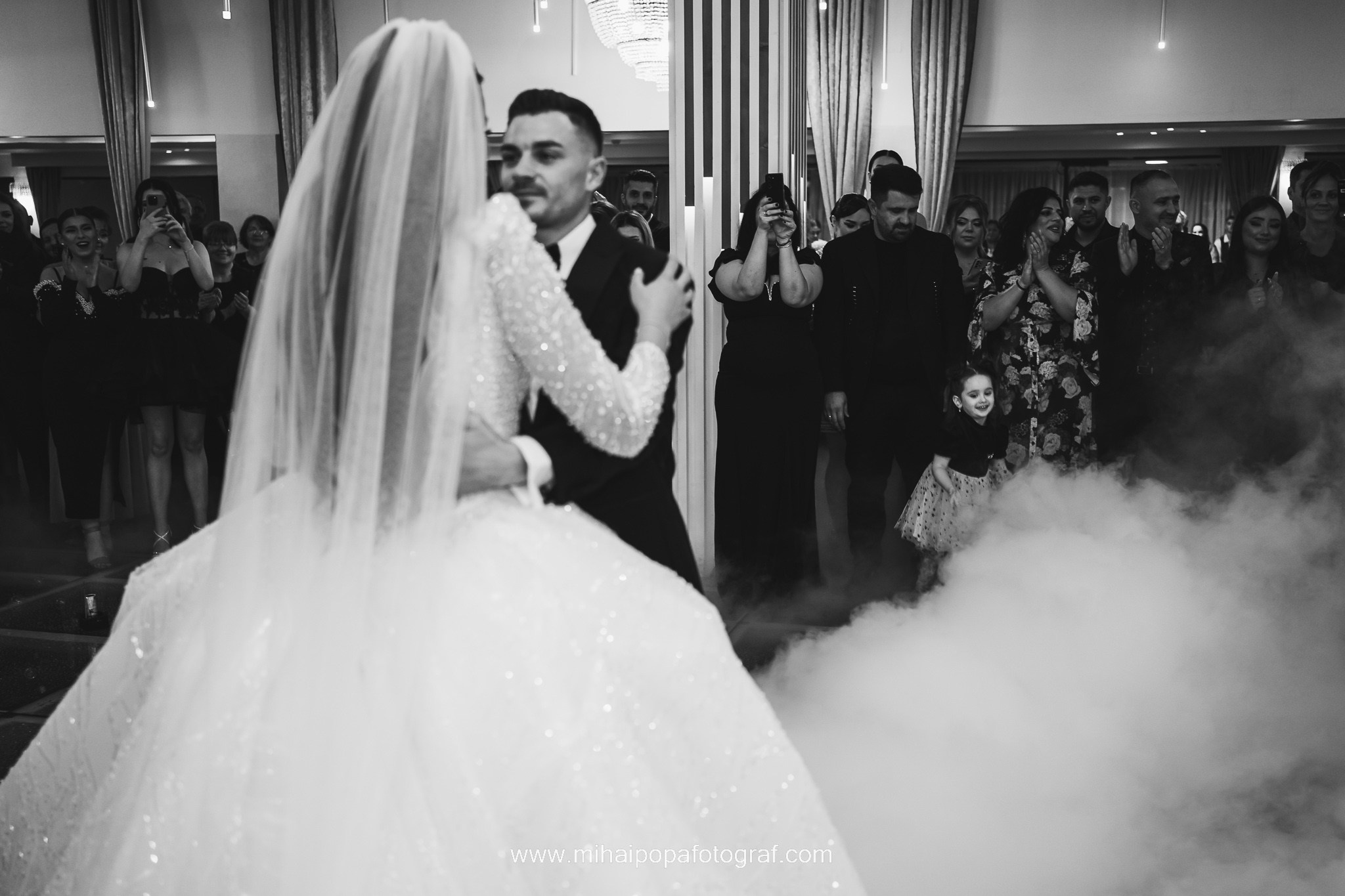 Moment emoționant între miri în ziua nunții, surprins într-un cadru natural și romantic, la Bolintin-Vale. Fotografie de nuntă profesională, editată artistic pentru a evidenția emoția și eleganța evenimentului.