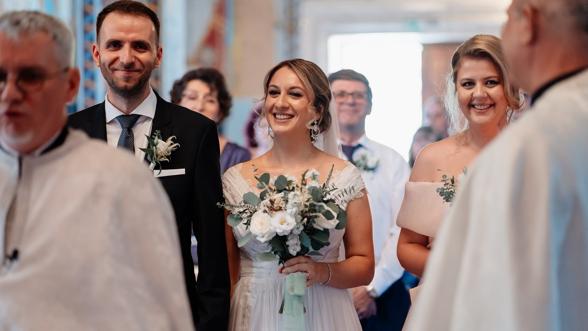 Moment emoționant între miri în ziua nunții, surprins într-un cadru natural și romantic, la Conacul din Livada. Fotografie de nuntă profesională, editată artistic pentru a evidenția emoția și eleganța evenimentului.