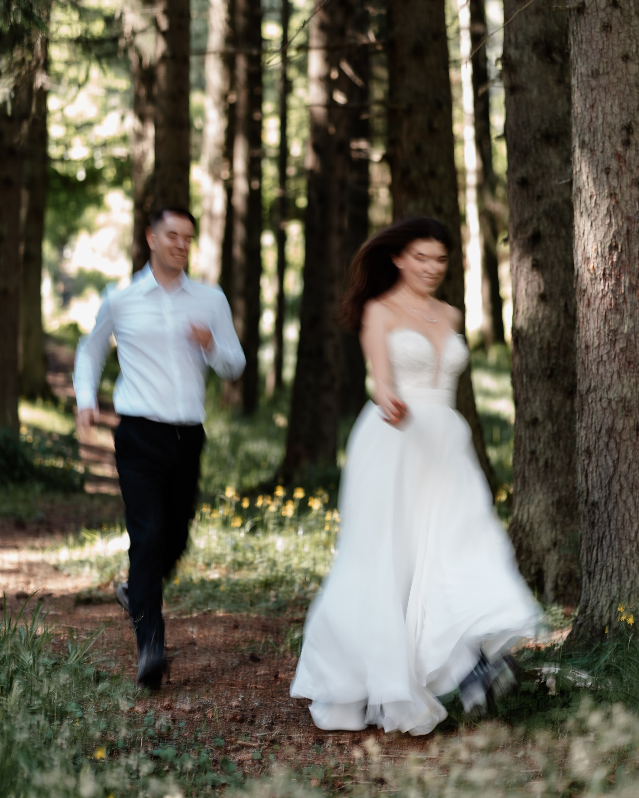 Moment emoționant între miri în ziua nunții, surprins într-un cadru natural și romantic, la Lacul Bolboci. Fotografie de nuntă profesională, editată artistic pentru a evidenția emoția și eleganța evenimentului.