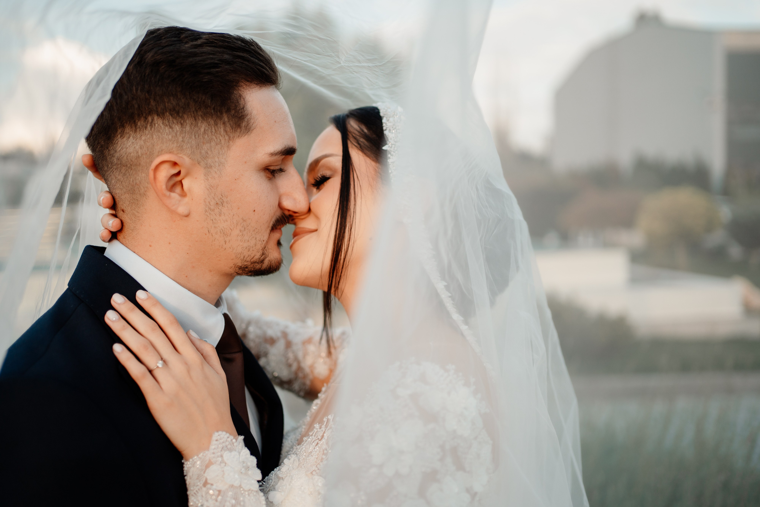 Moment emoționant între miri în ziua nunții, surprins într-un cadru natural și romantic, la Reina Events. Fotografie de nuntă profesională, editată artistic pentru a evidenția emoția și eleganța evenimentului.