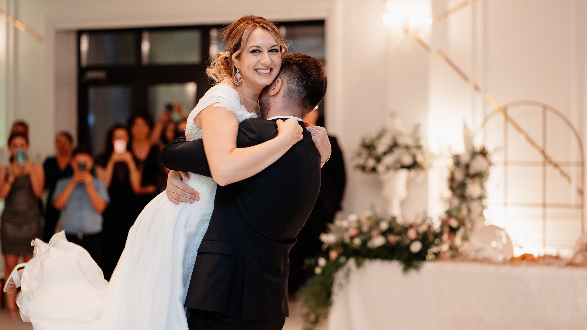 Moment emoționant între miri în ziua nunții, surprins într-un cadru natural și romantic, la Conacul din Livada. Fotografie de nuntă profesională, editată artistic pentru a evidenția emoția și eleganța evenimentului.