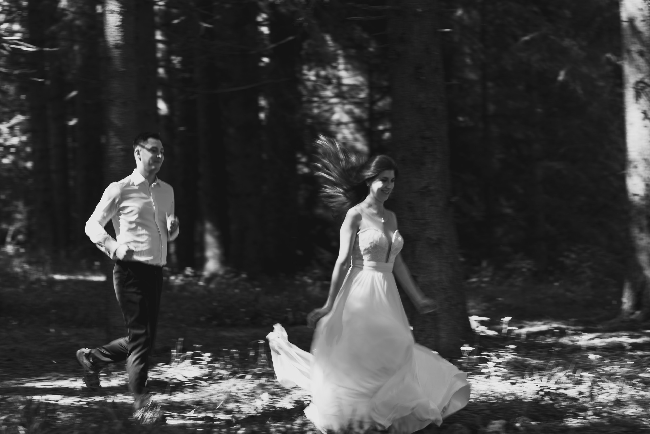 Moment emoționant între miri în ziua nunții, surprins într-un cadru natural și romantic, la Lacul Bolboci. Fotografie de nuntă profesională, editată artistic pentru a evidenția emoția și eleganța evenimentului.