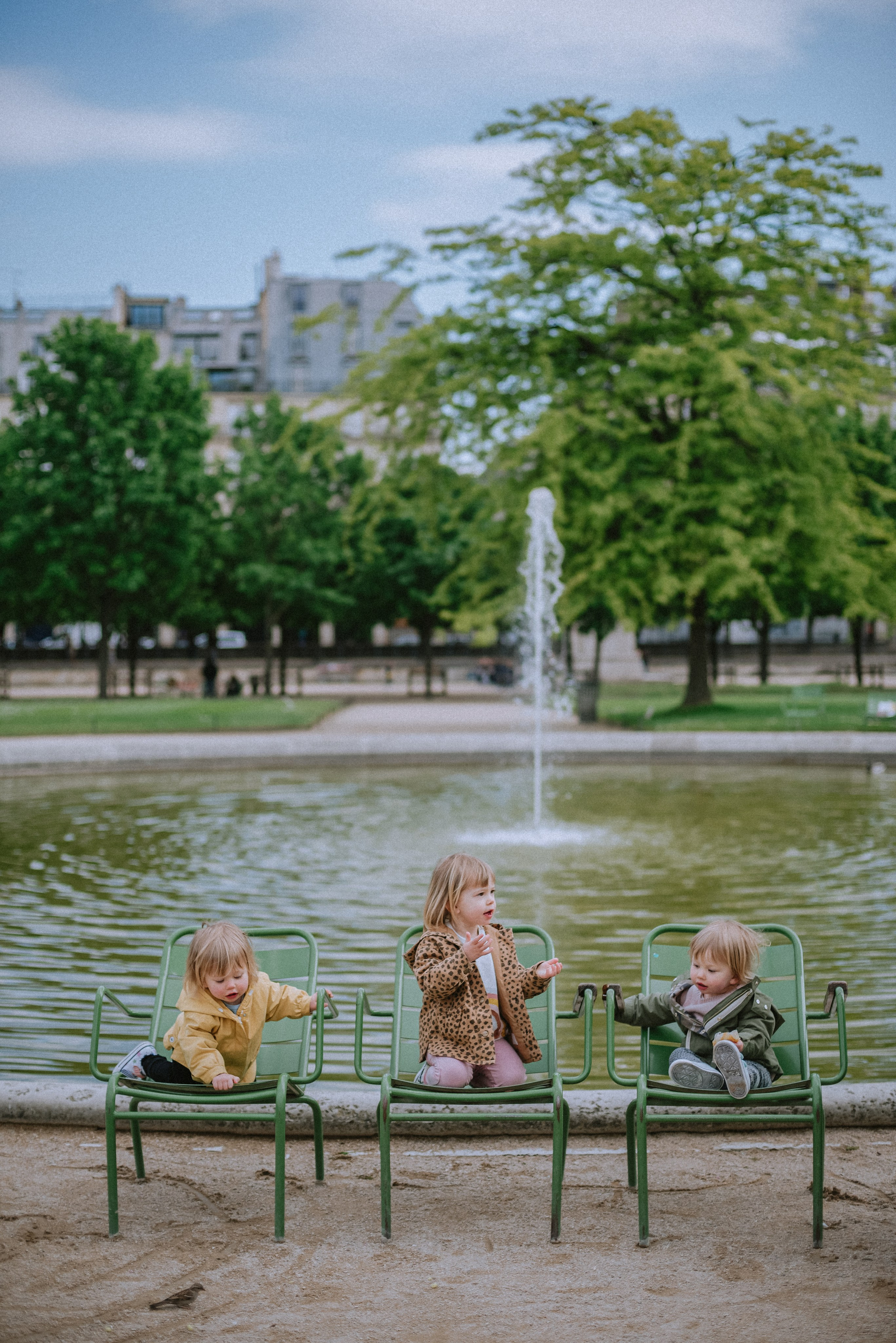 Lifestyle family walk in Tuileries Gardens. Ksenia Marchand/ Lifestyle photographer in Paris