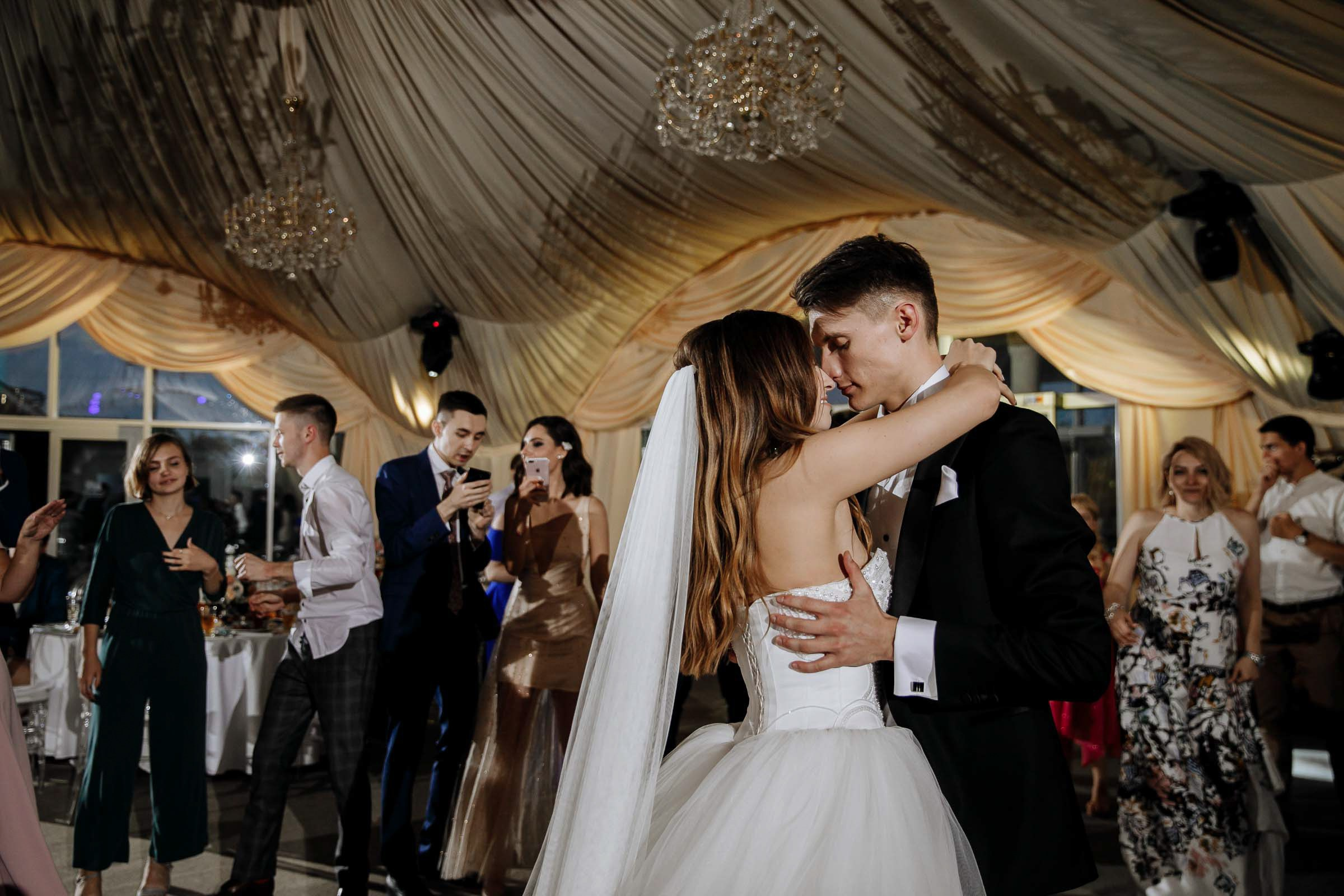Couple’s dance floor kiss, by Tanya Bodgan, Bude wedding photography.