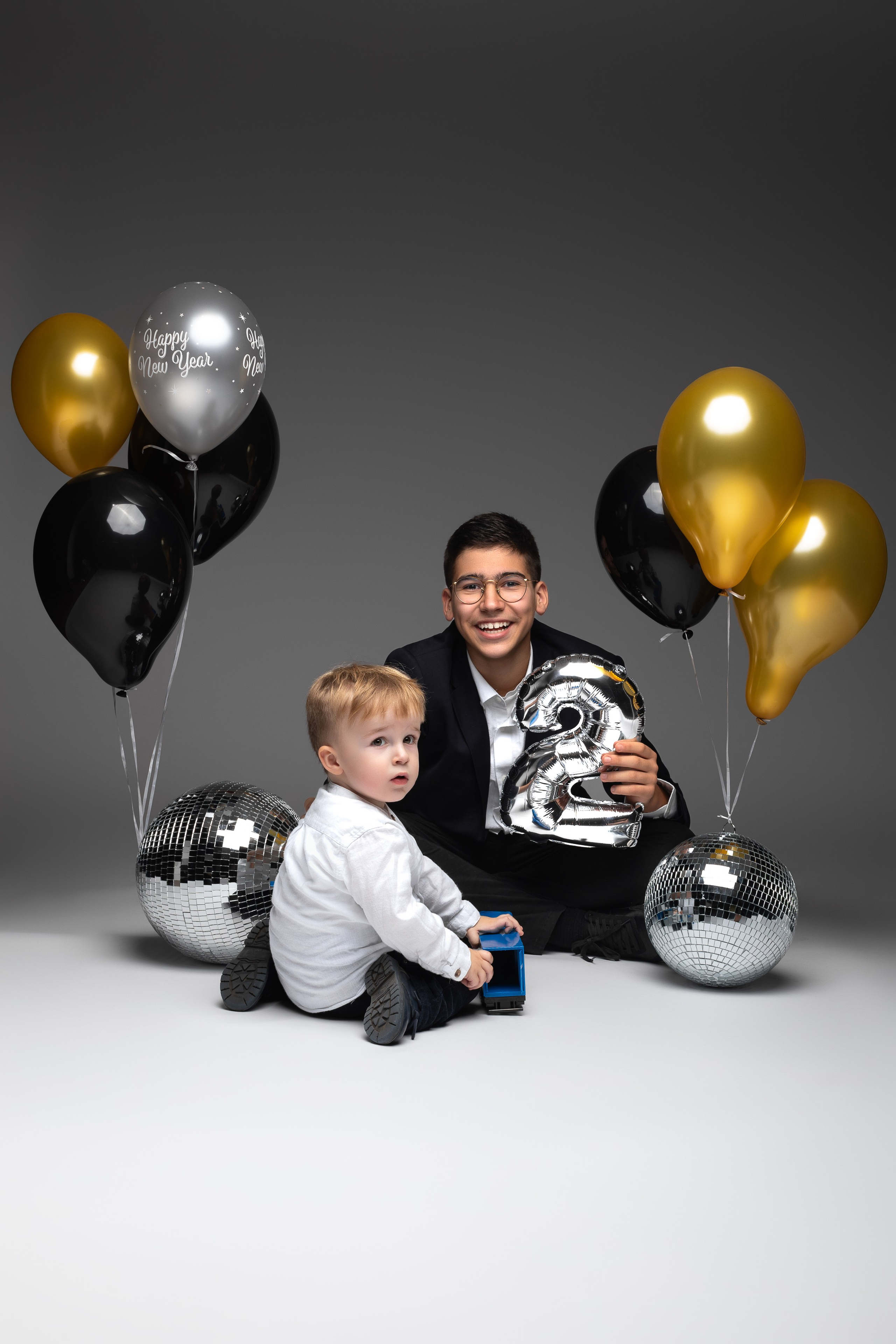 Paarshooting Walldorf – junges Paar lacht glücklich im Fotostudio, LAV Fotostudio