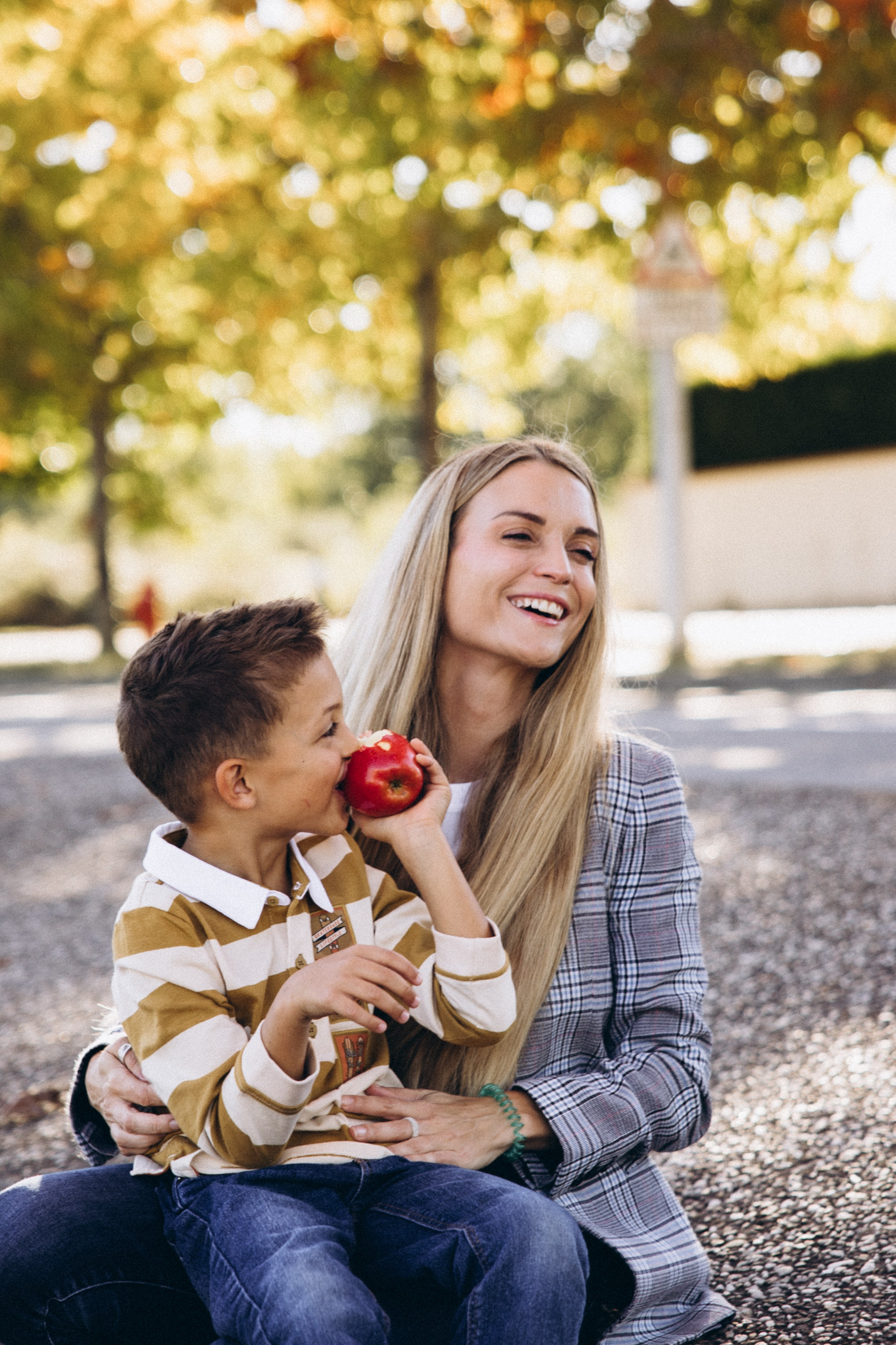 Autumn mother-son family photoshoot in Toulouse. Eugenie Smirnova — wedding, corporate and lifestyle photographer in Toulouse and Southwest France