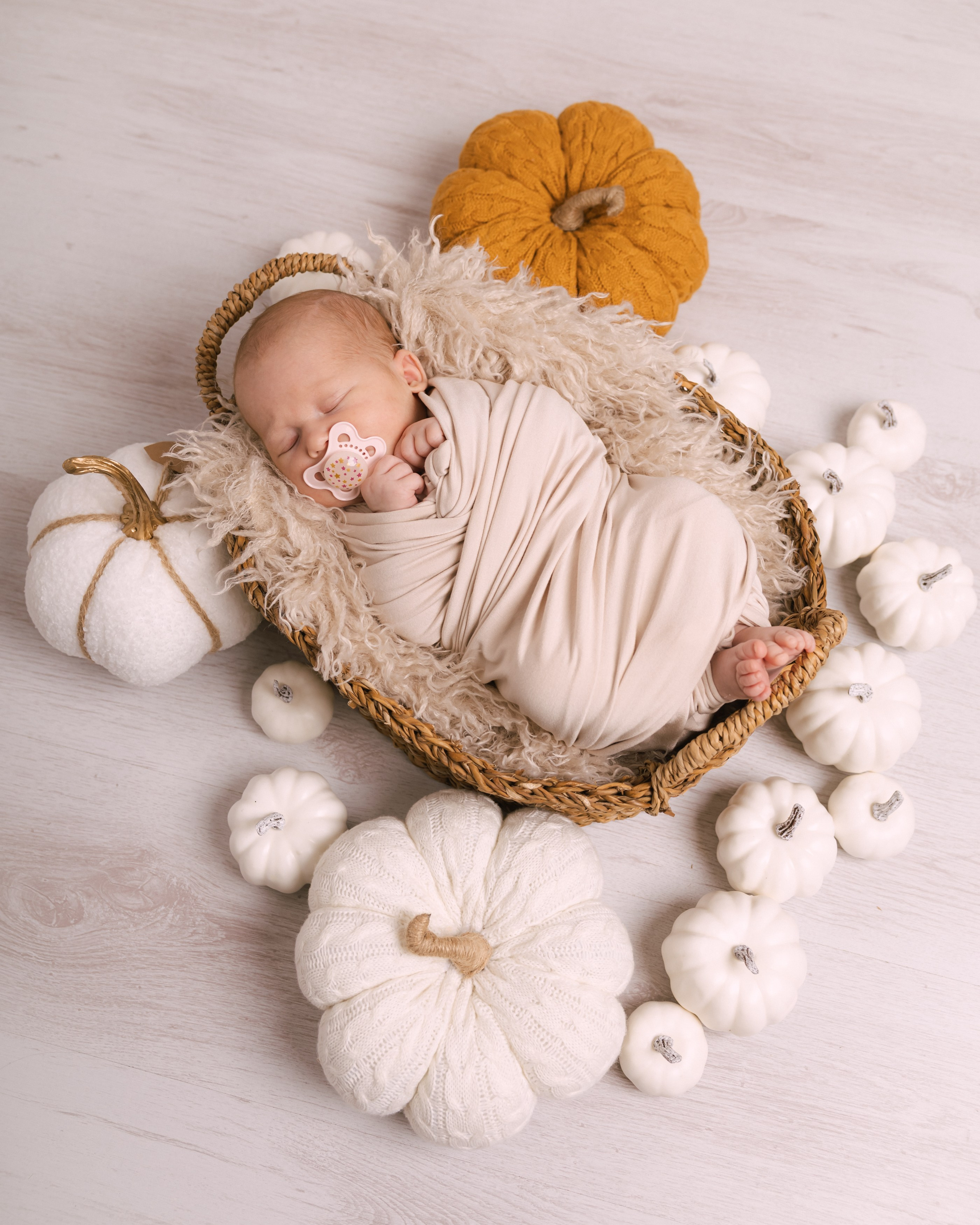 newborn focení s podzimní dekorací