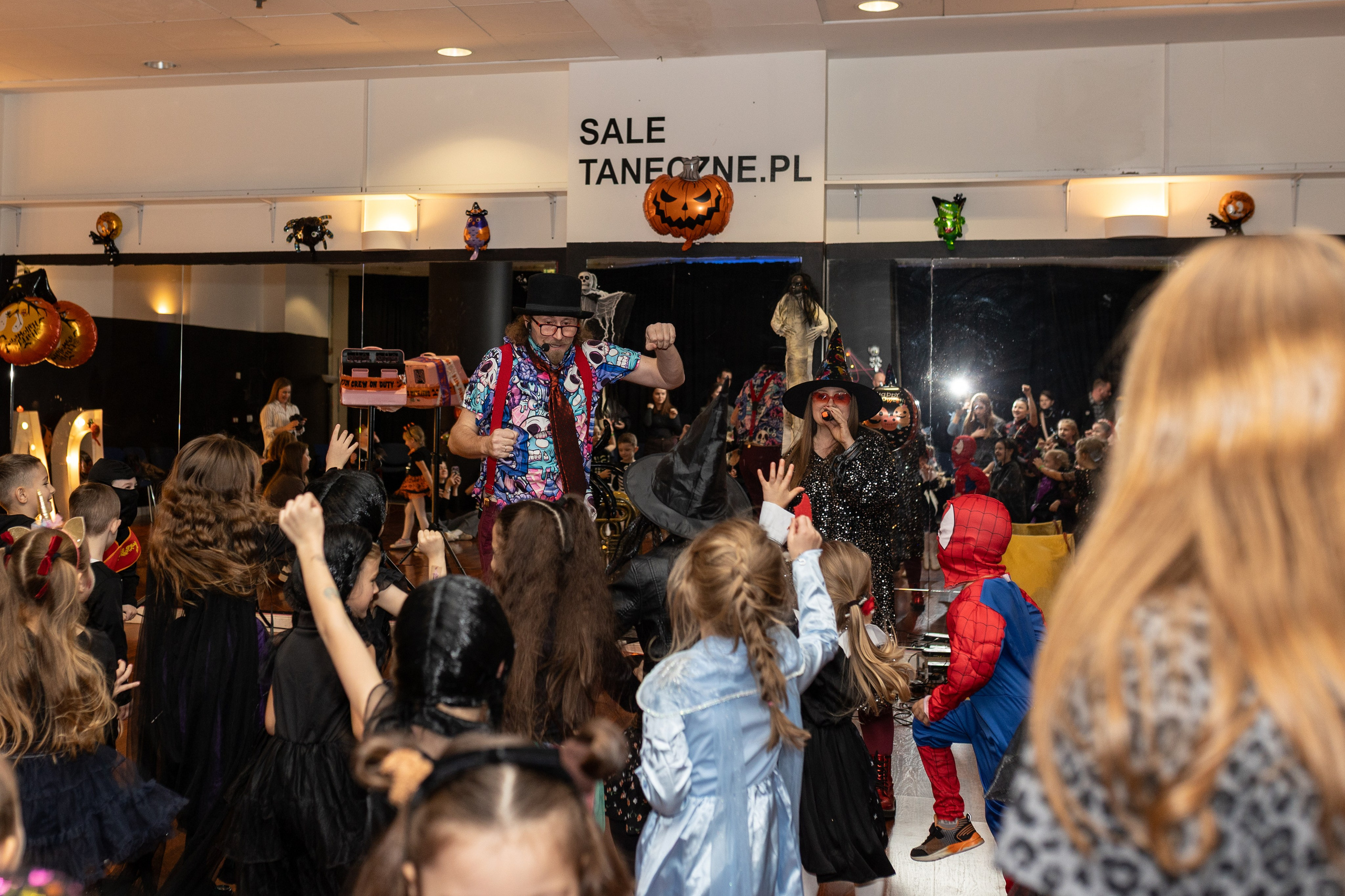 Leo dance studio Helloween 2025. Семейный и детский фотограф в Варшаве Мила Бобровская