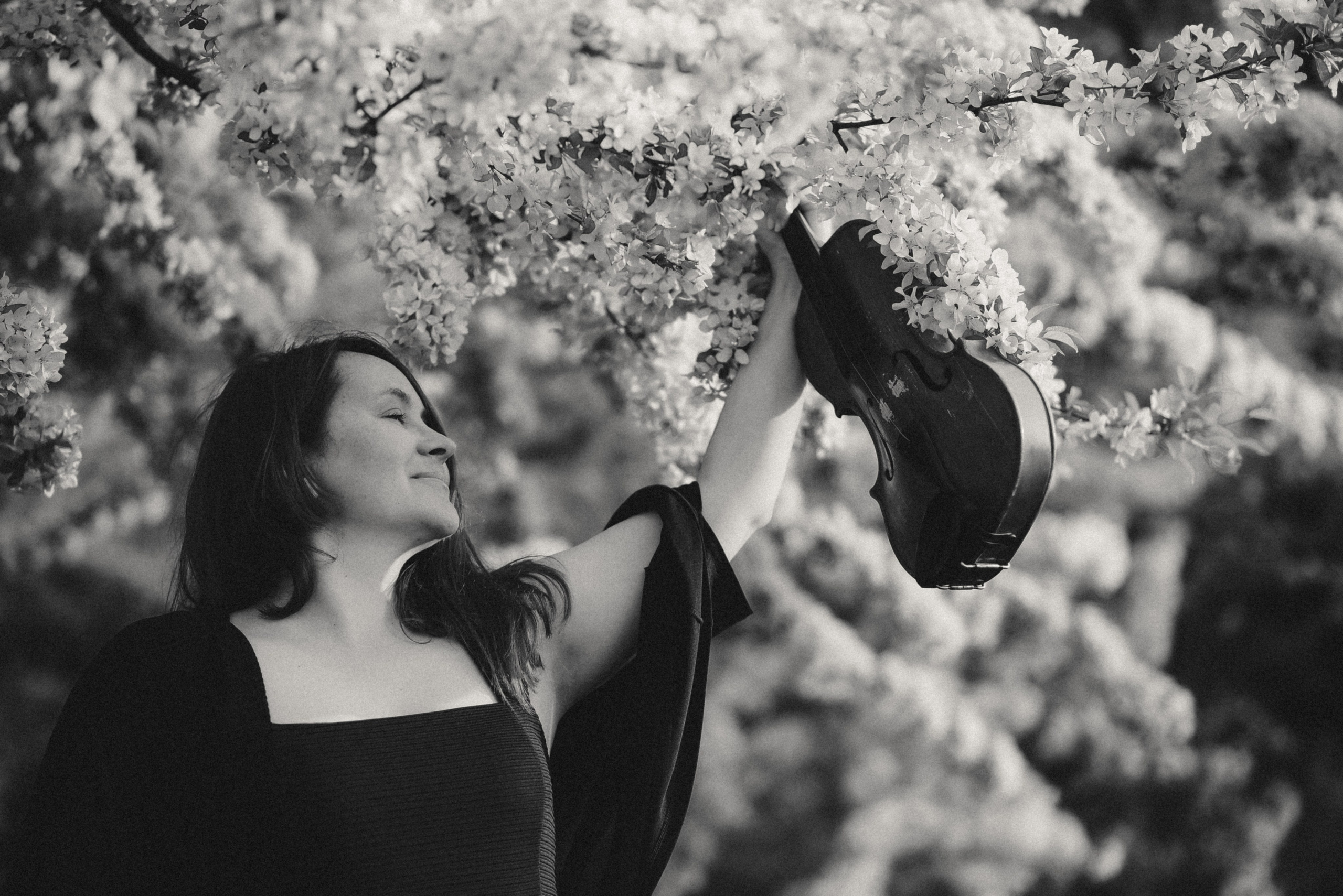 Fotoshooting eineр Geigerin beim Spielen im Freien. Schwarz-weiß Fotografie in Münster. Fotografin Viktoria Roschen