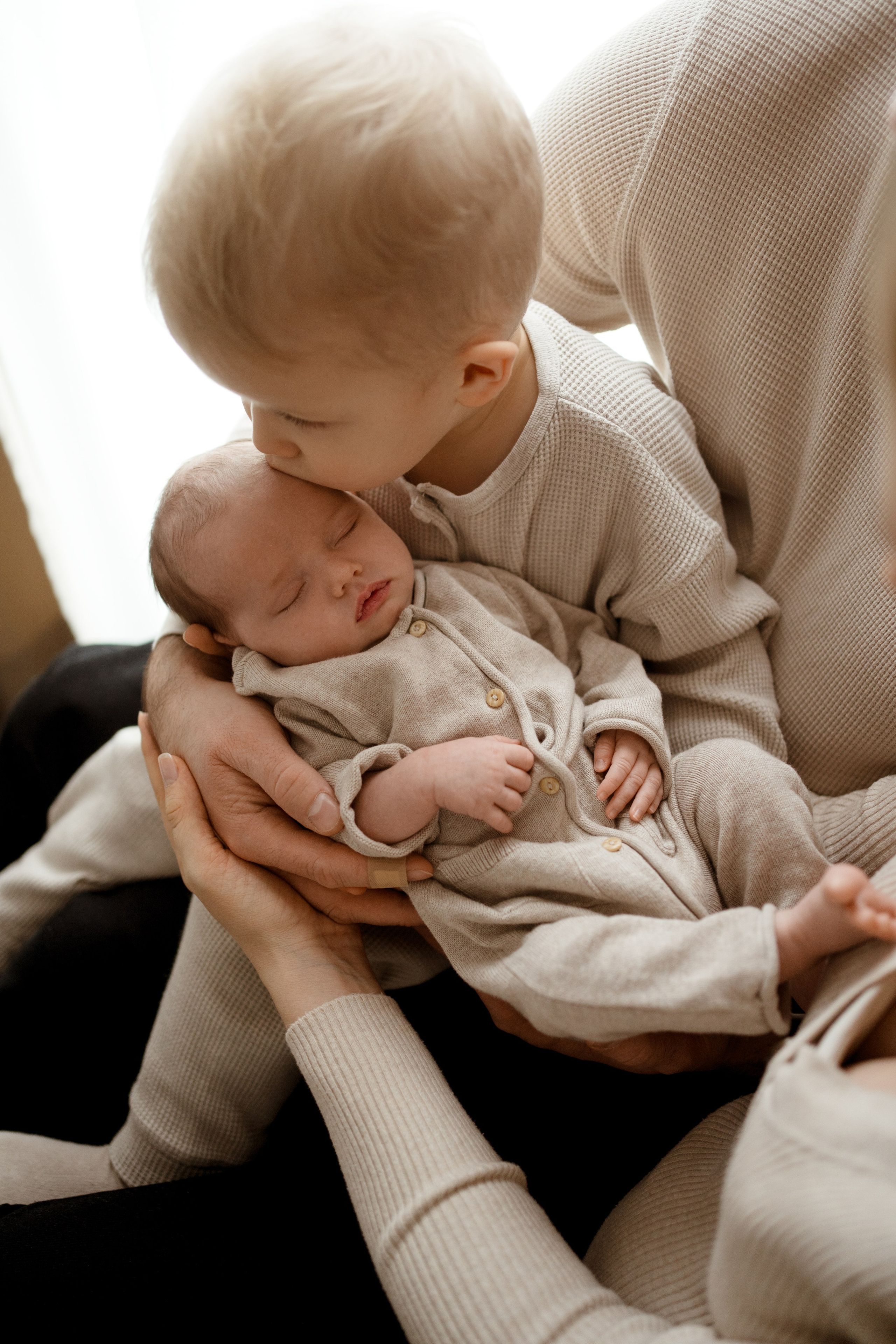 Sesja noworodkowa w domu. Fotograf Łódź - sesja ciążowa, noworodkowa, dziecięca. Studio w Łodzi