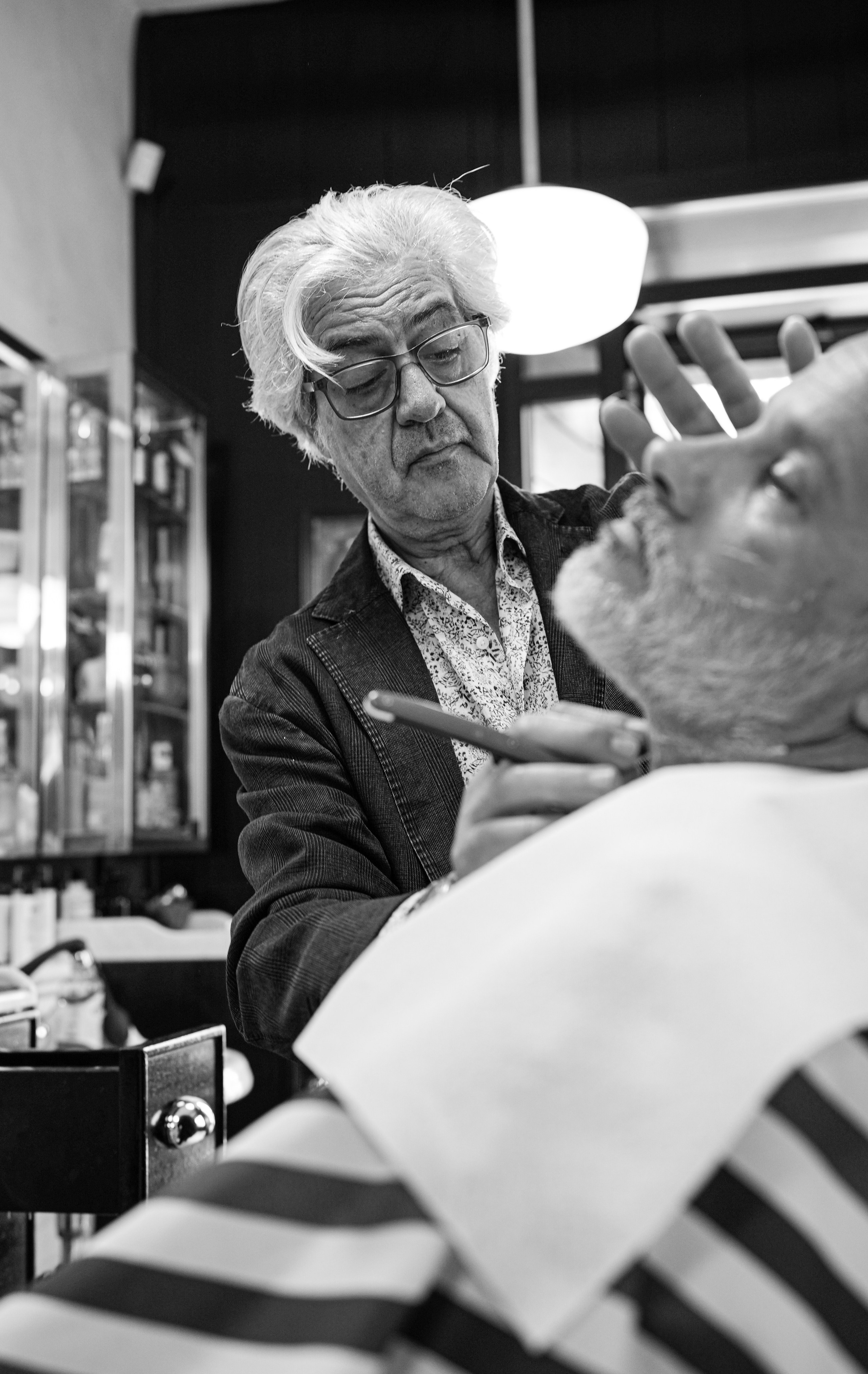 Римский Цирюльник Фото от Фотографа. Подарите своему мужчине красивую сьемку в аутентичном месте. Барбершоп в Риме.