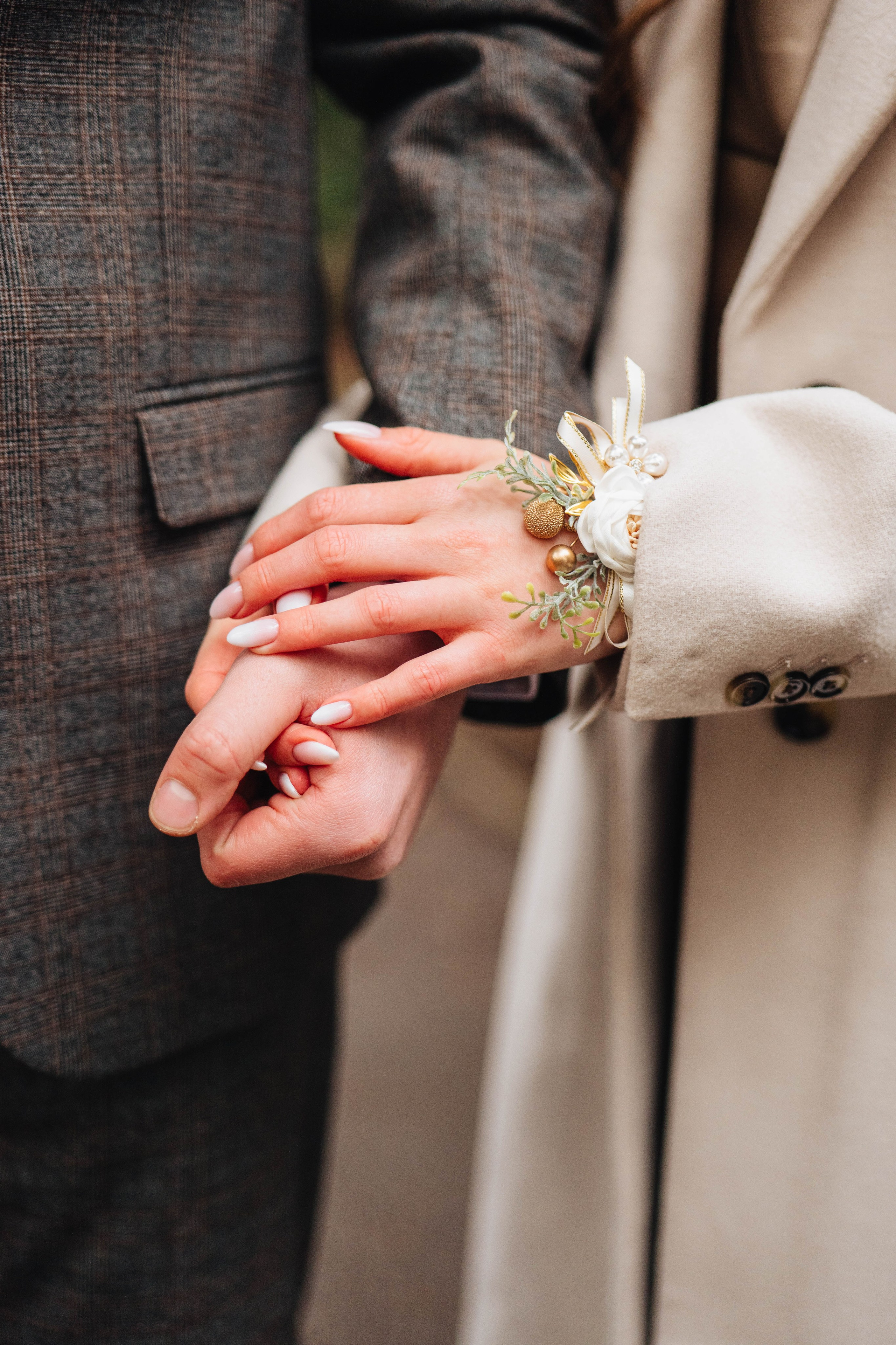 hands close up at the wedding