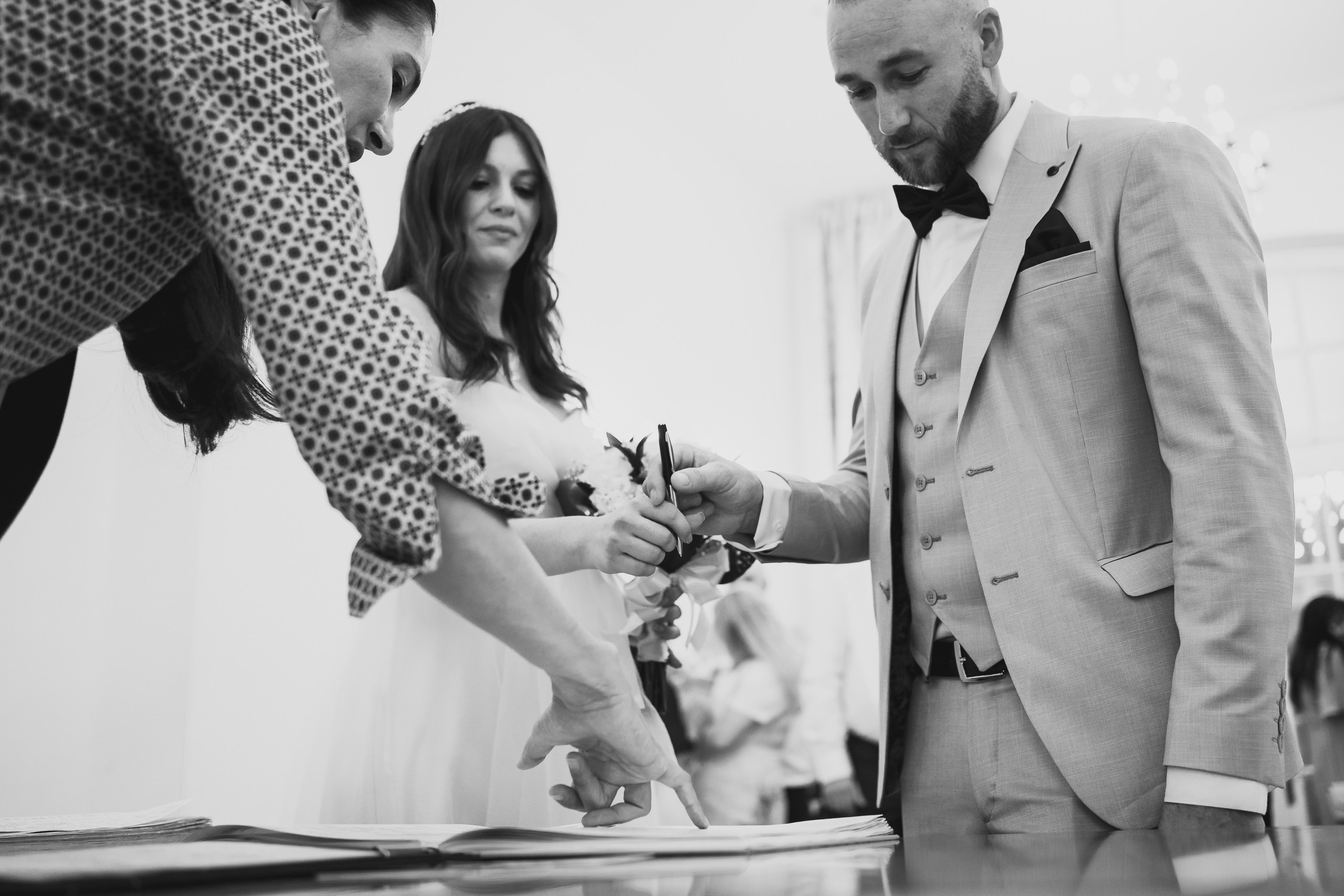 Miri fericiți în fața oficiului stării civile din Bucuresti, Sector 1, celebrând începutul unei noi vieți împreună. Fotografie de cununie civilă, capturând naturalețea și bucuria momentului special.