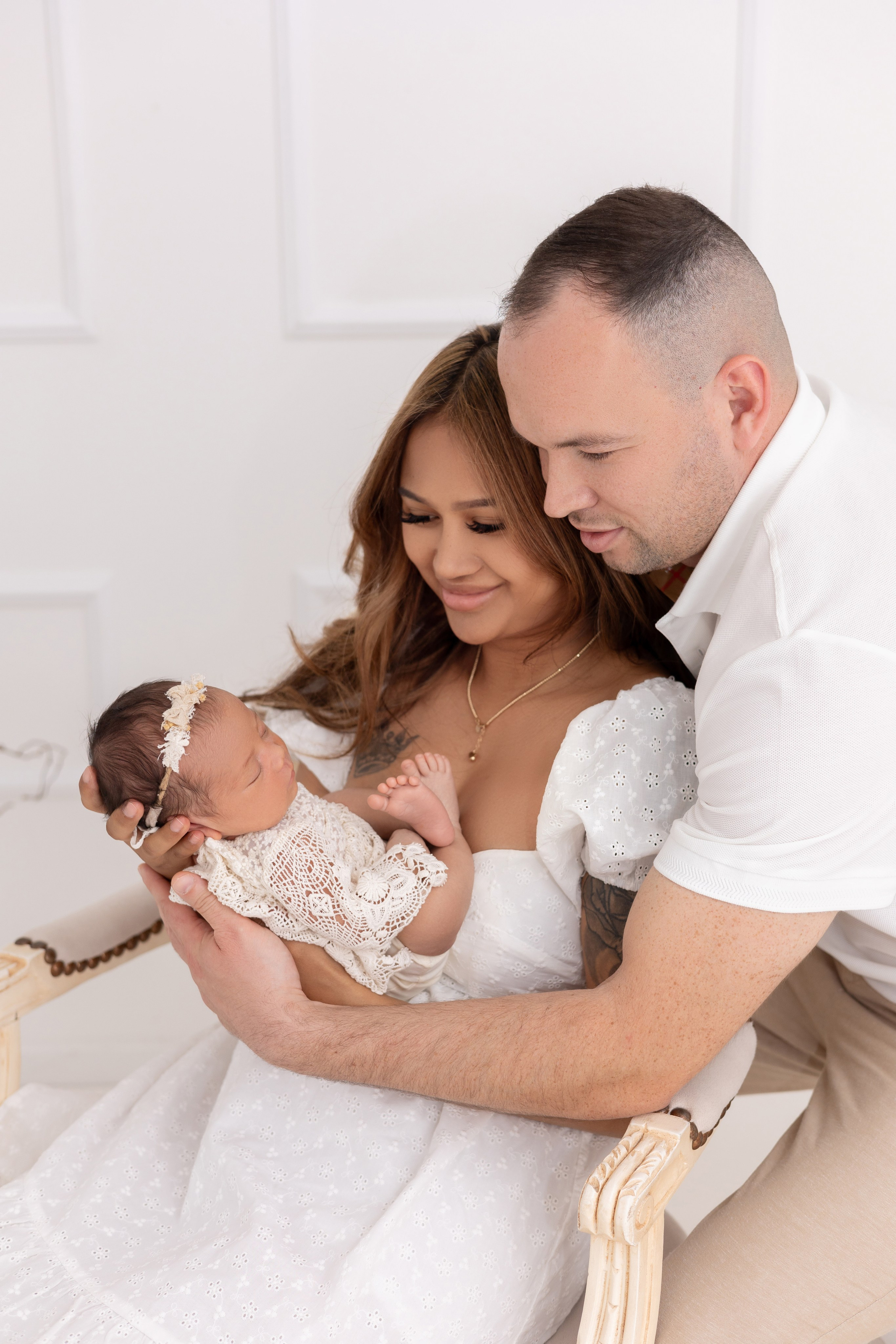 Baby kuschelt mit den Eltern – natürliche und zarte Familienbilder in Lüdenscheid