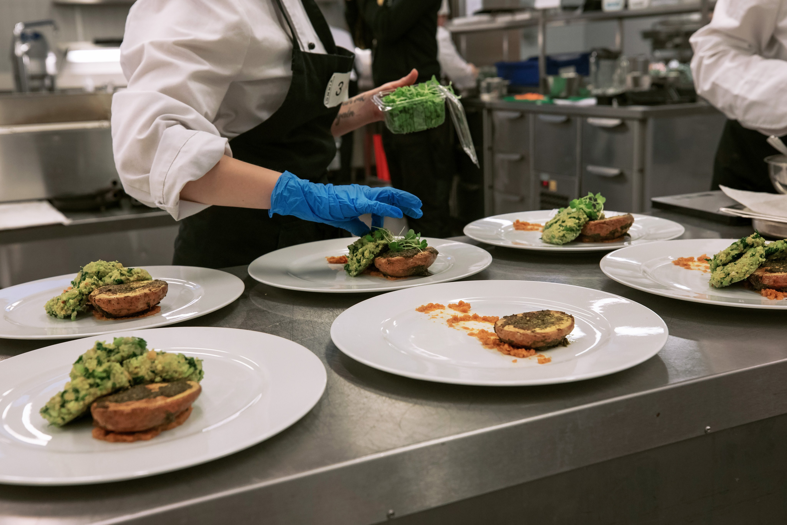 Kokki ja Tarjoilija. Ekaterina Mansur, muotokuvafotografi Suomessa (Helsingissä ja Uudellam