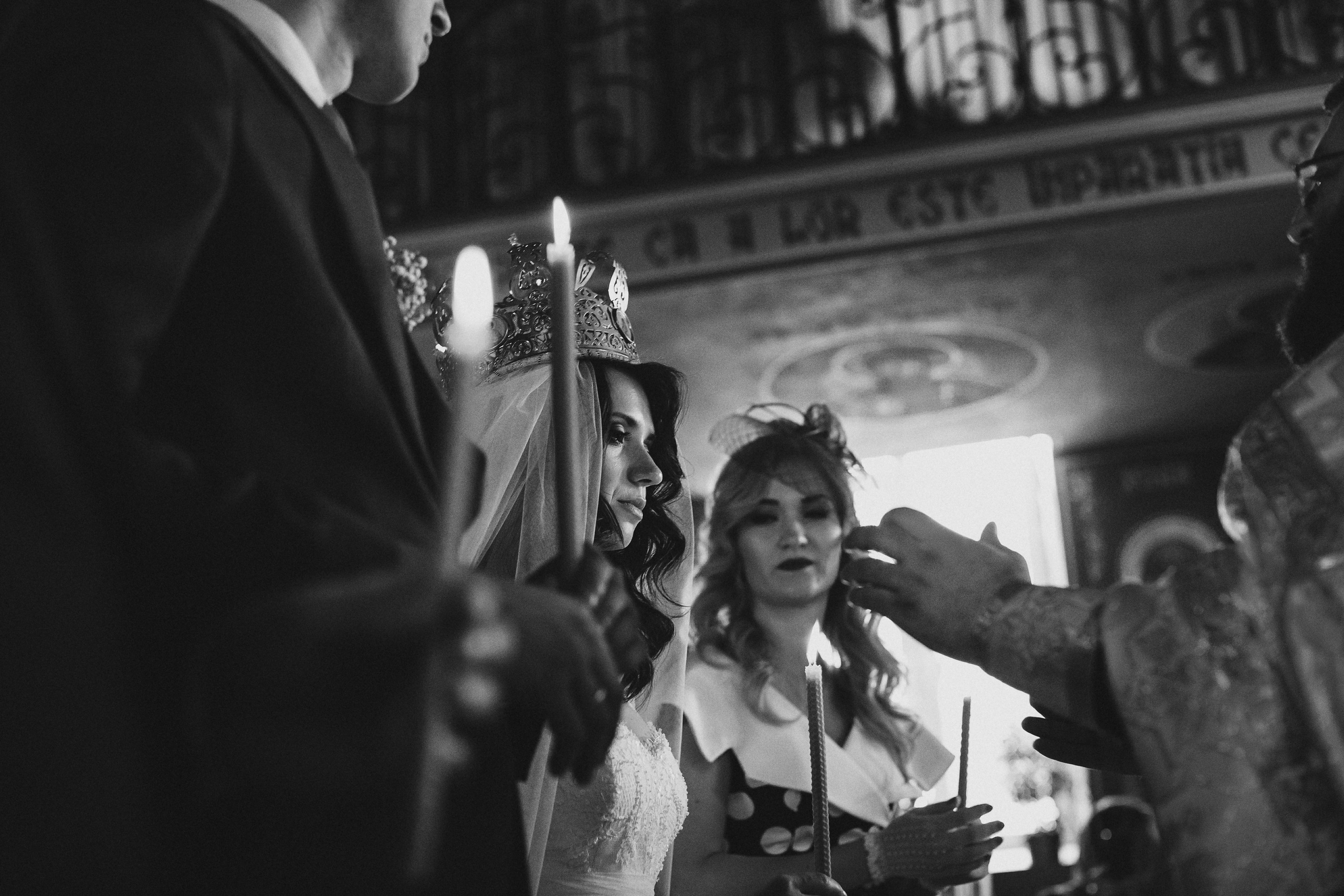 Фотограф в Ирландии чёрно-белая церковь венчание жених невеста любовь гости корона 