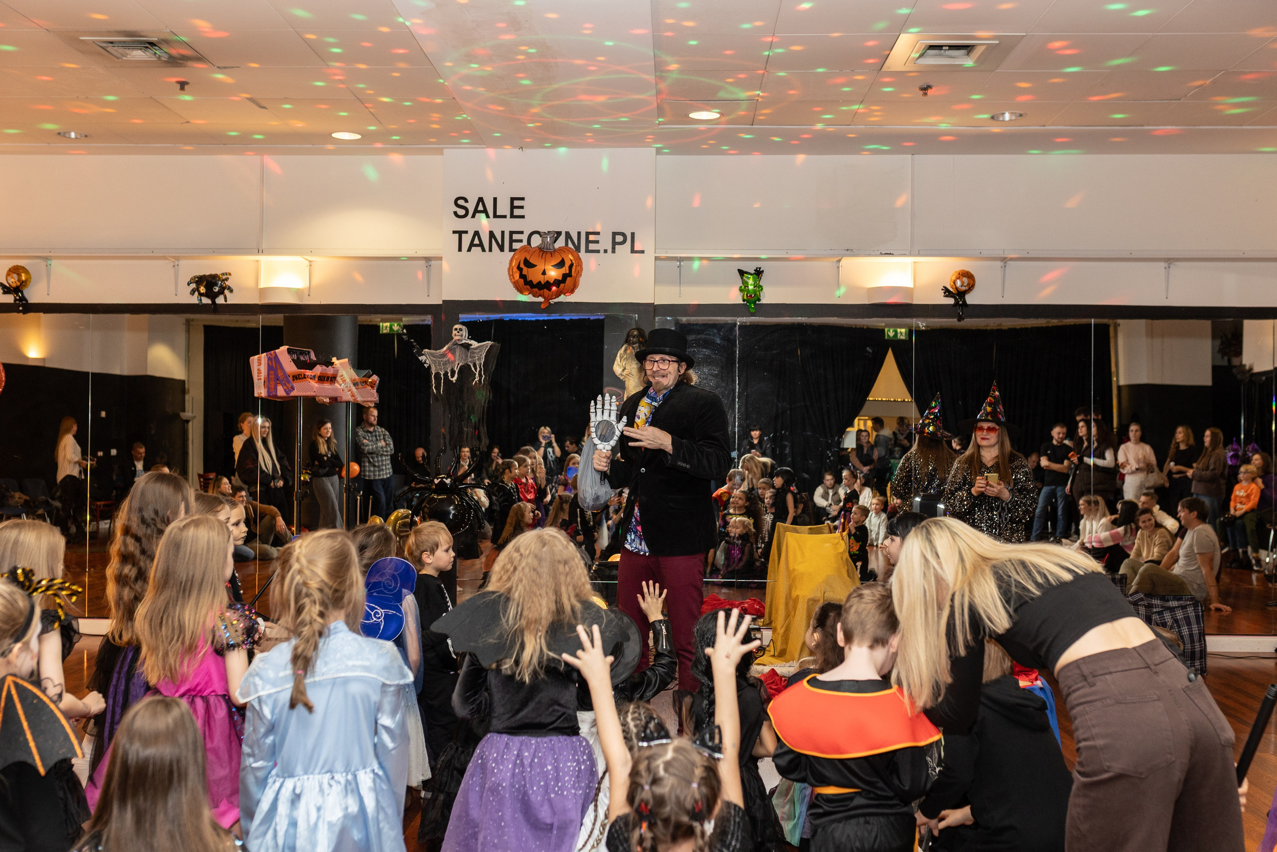 Leo dance studio Helloween 2025. Семейный и детский фотограф в Варшаве Мила Бобровская