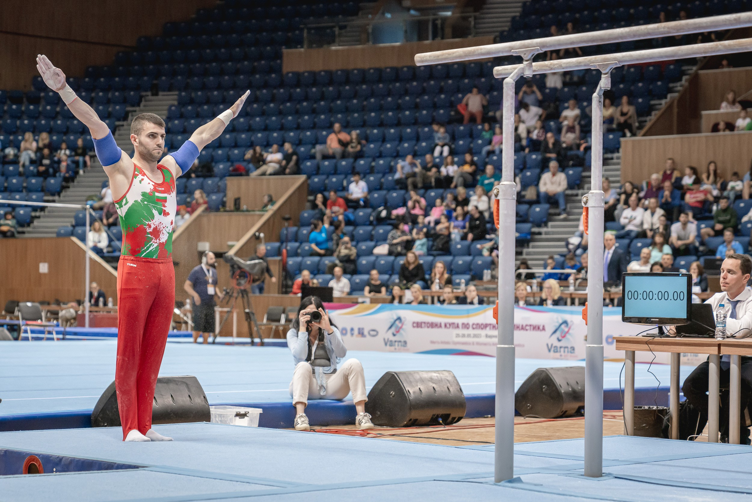 FIG. Event Lens Photo | @deevaden