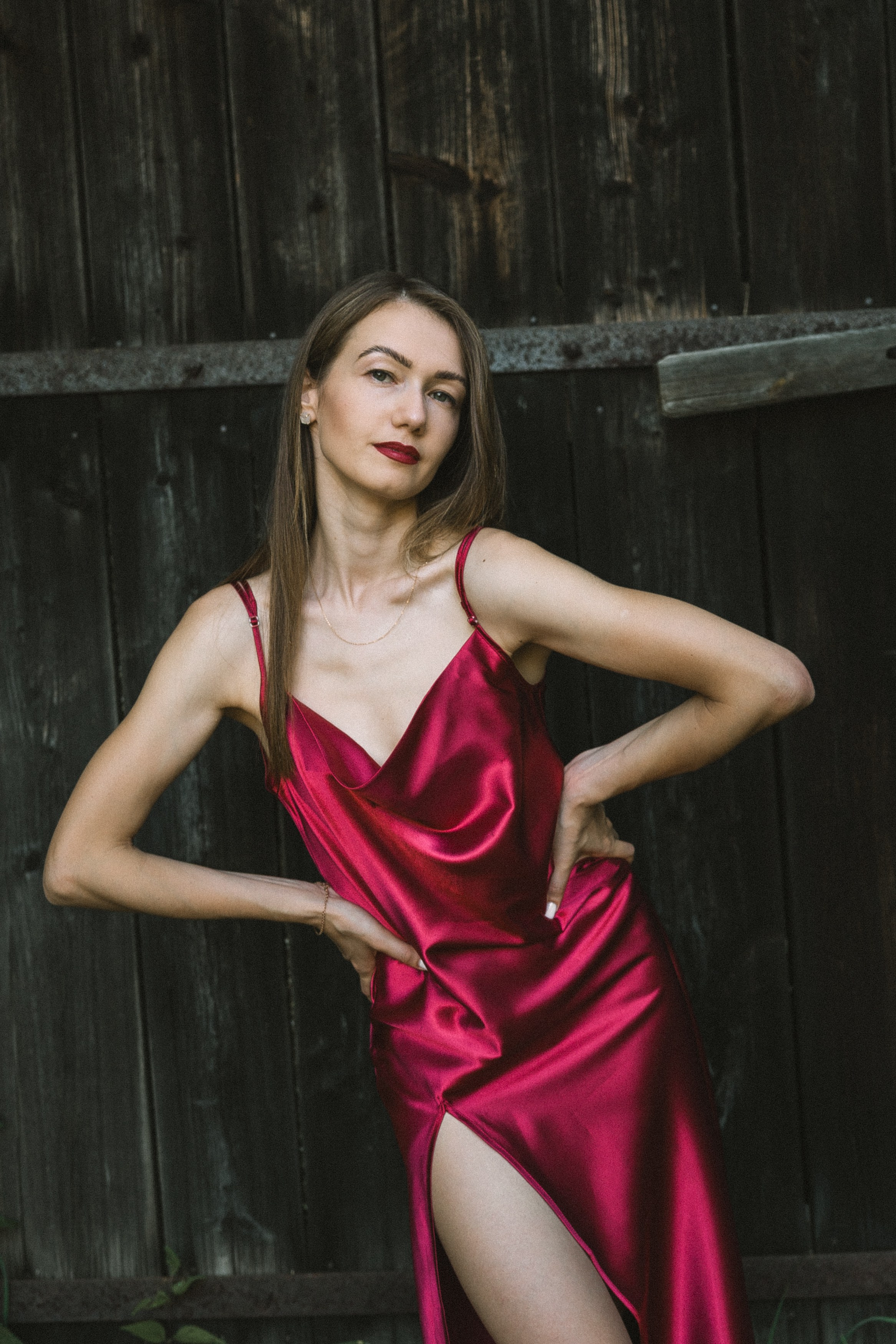 Portrétní focení u řeky — žena v červených šatech. Lifestyle a rodinná fotografka v Pisku Oxana Telupilova