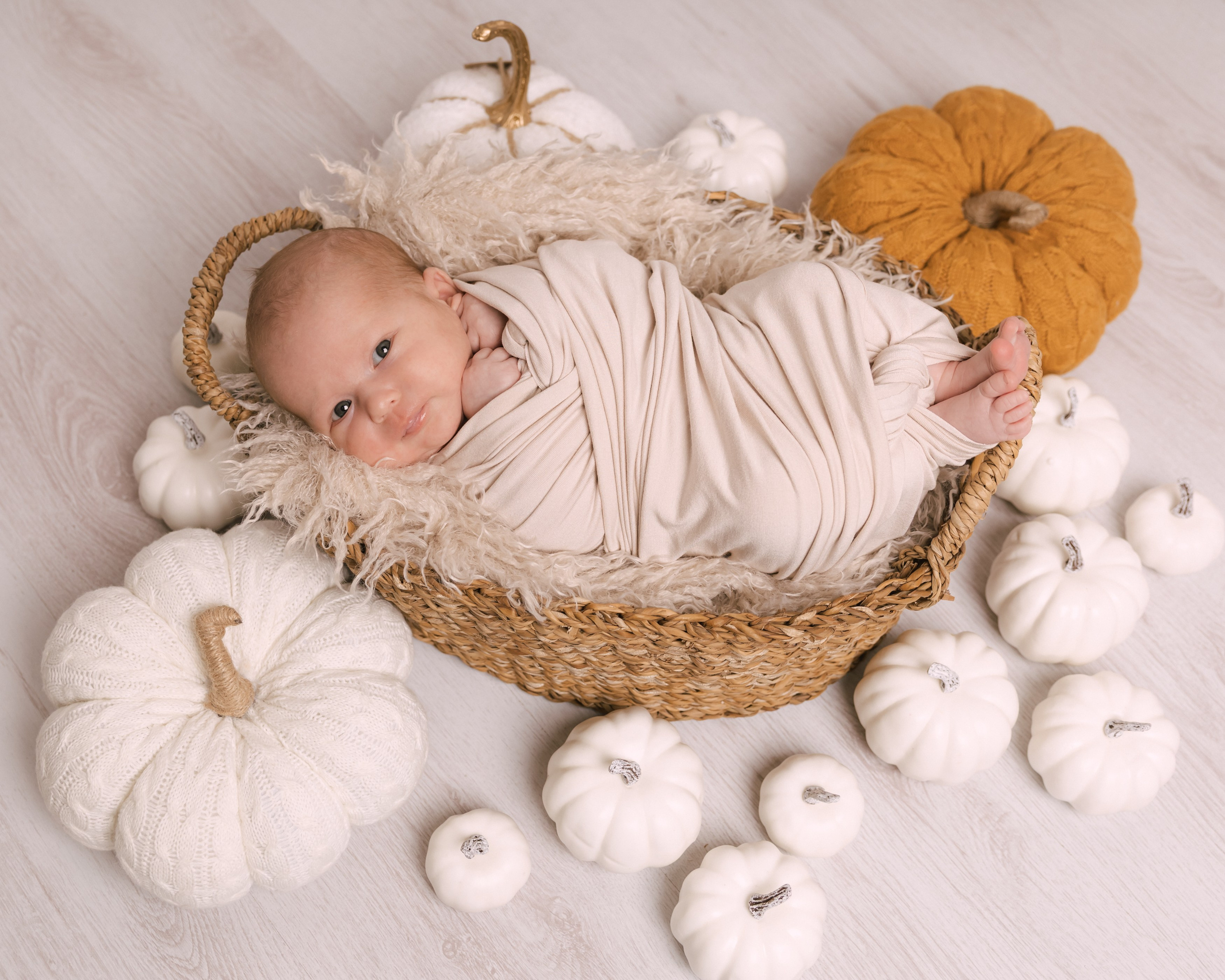 Newborn focení ve věku kolem 1 měsíce v Písku, Strakonicích a Táboře. Jemné tóny, přirozené pózy, klidná atmosféra a citlivý přístup k miminku. Zachycuji první detaily, emoce a kouzlo nového života.