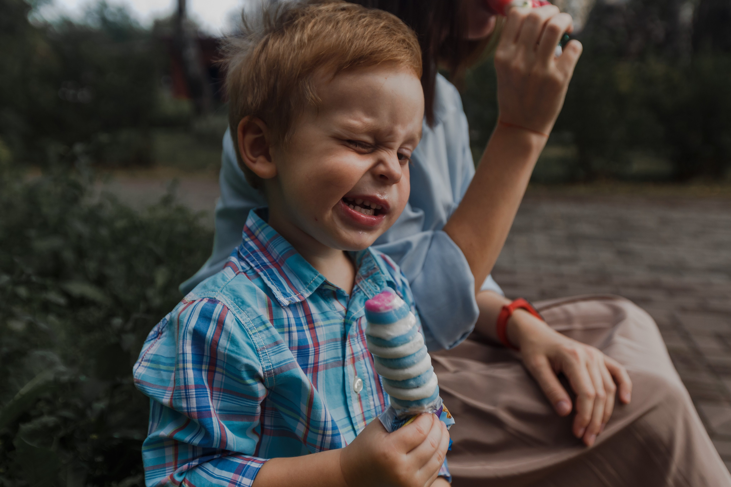 Sesión de fotos con un niño travieso. Fotógrafo de retrato, familia y reportajes en Valencia | España | Europa Vitalii Lumier
