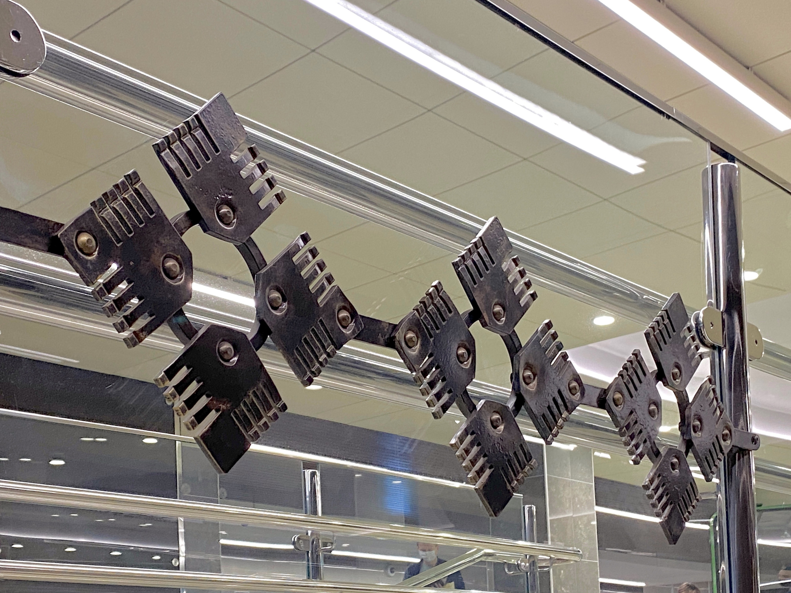 Минское Метро. Станция «Ковальская слобода». 2019-2020 Сталь, художественная ковка, лазерная резка, сварка. Художники Мария Тарлецкая, Павел Войницкий, Архитекторы Владимир Телепнёв, Ольга Телепнёва, Анна Кузмич. По мотивам произведений Елизаветы Червонцевой и Молодечненской школы вытинанки. Перонн. Перонный зал.