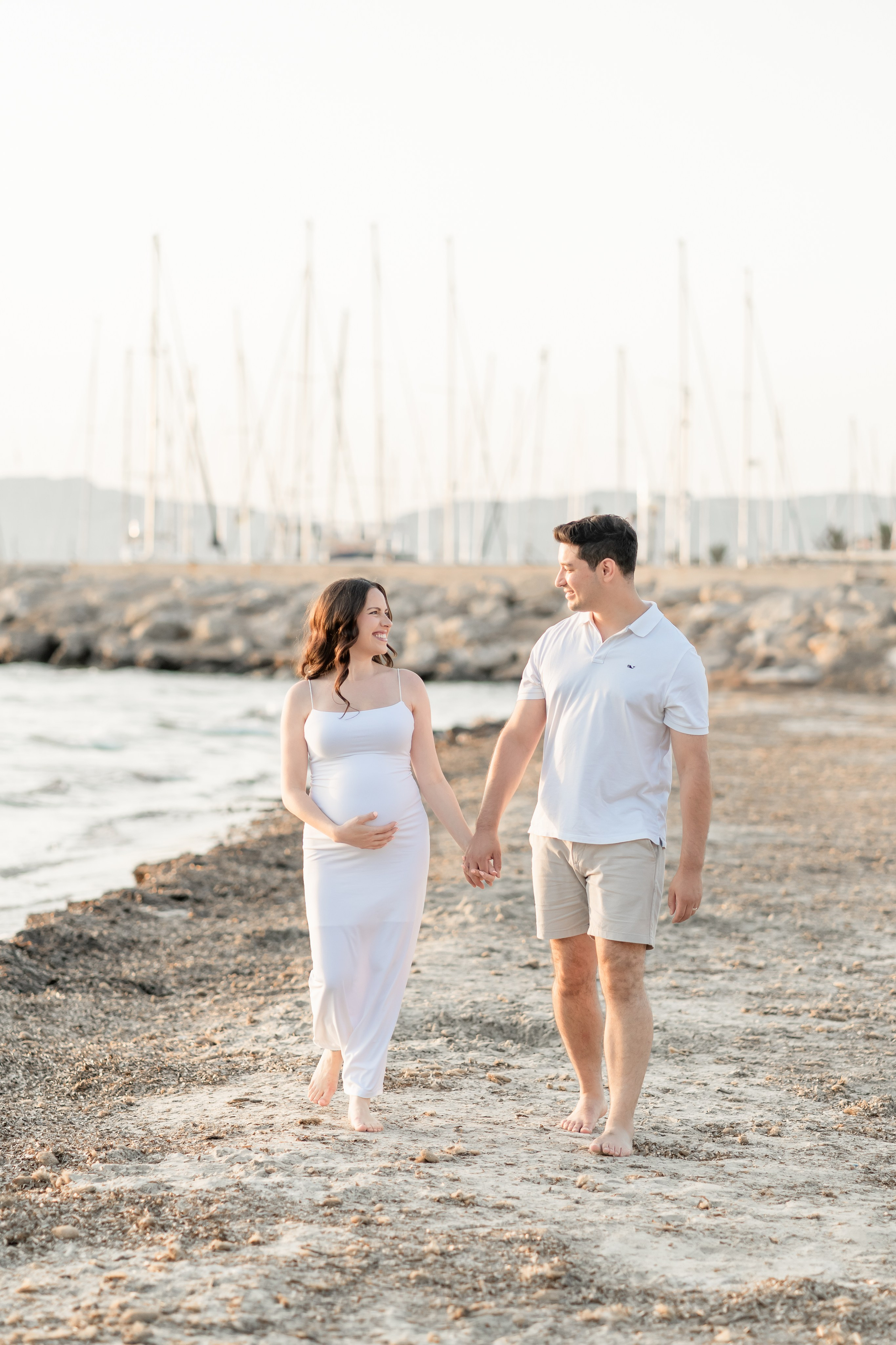 Maternity Photoshoot by the Sea in Mallorca – Natural & Timeless Moments. Deine Fotografin auf Mallorca für Familien und Business