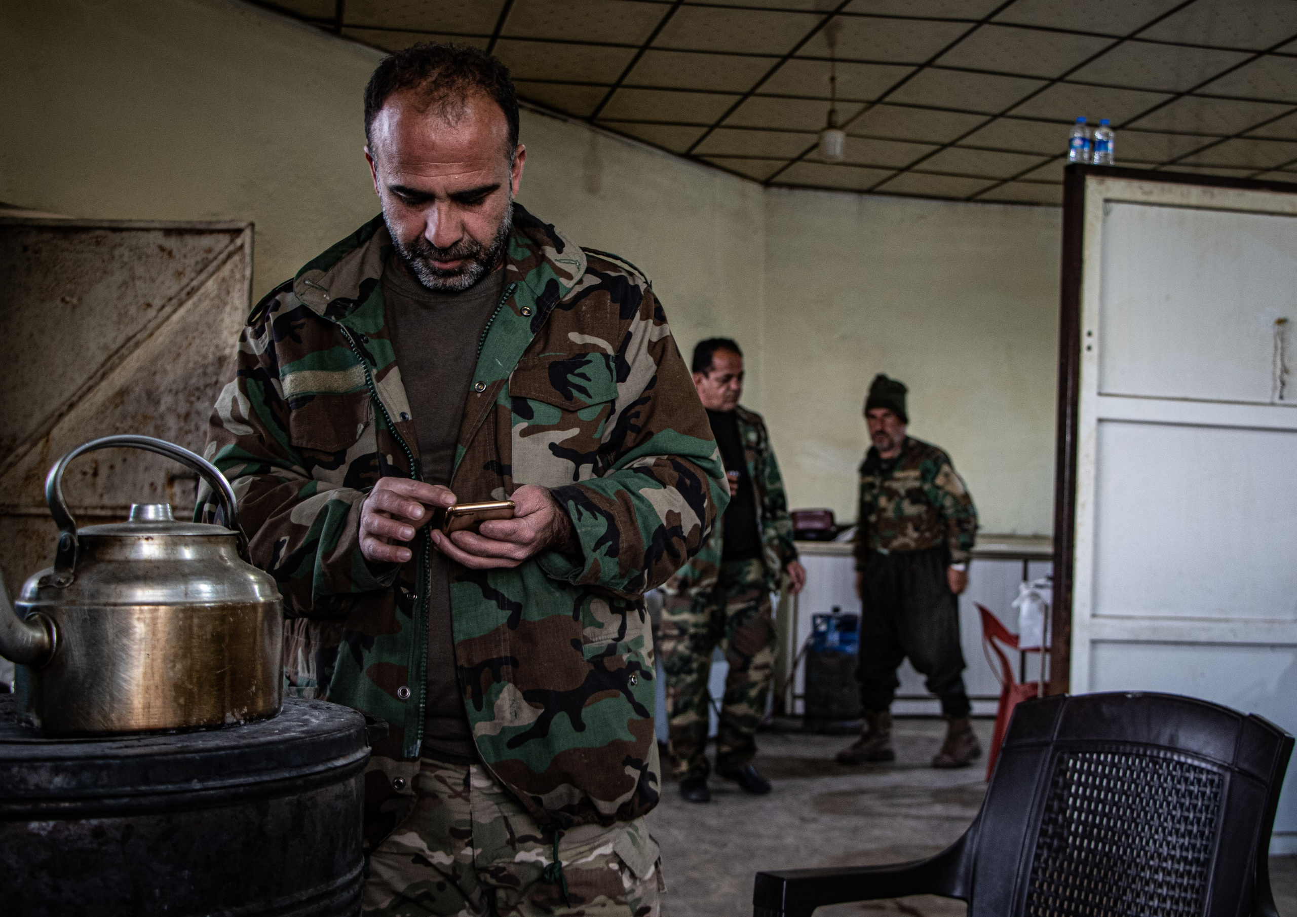 Dans un ancien palais de Saddam, des peshmergas surveillent les alentours, seuls dans les montagnes enneigées du Kurdistan irakien. Le soldat en premier plan a perdu des doigts à cause d’explosifs.