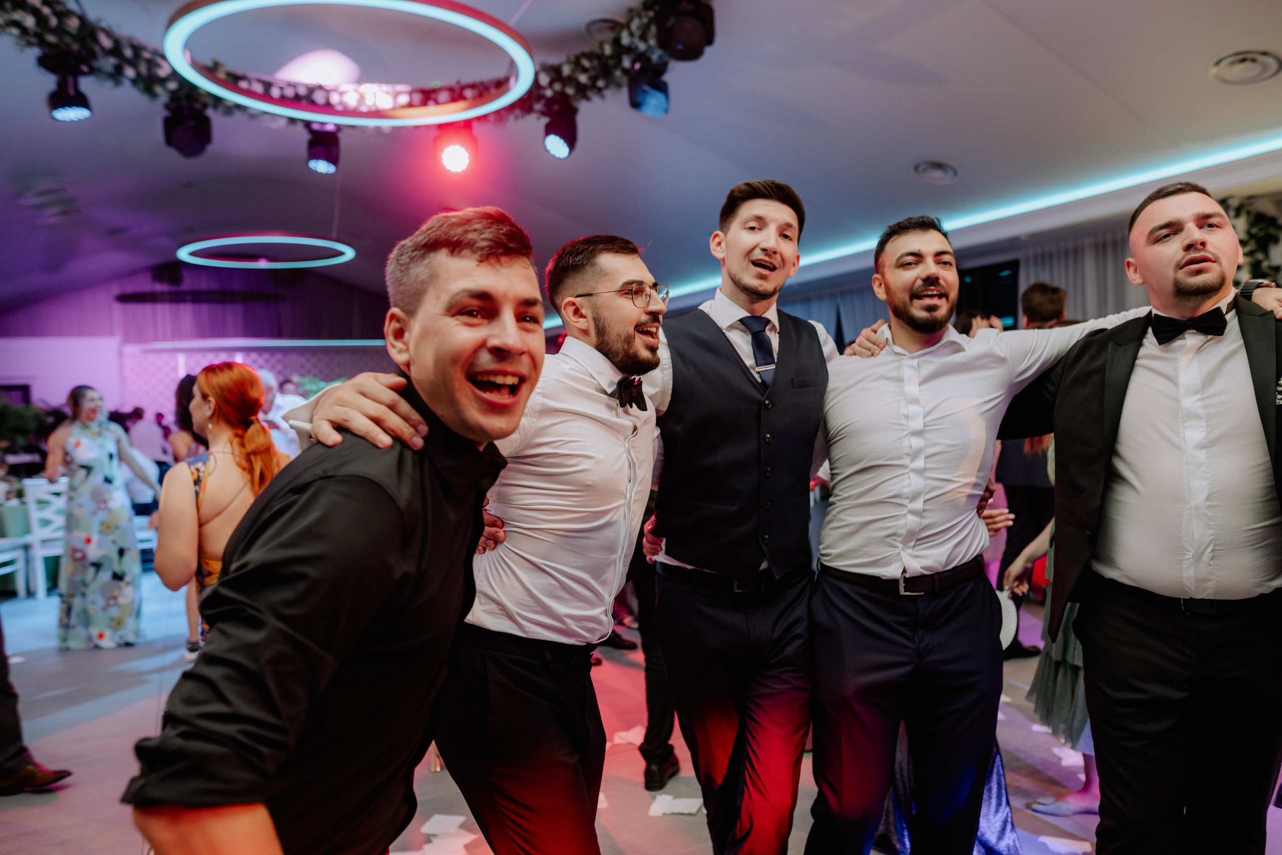 Cununie civila in aer liber , artificii de zi colorate , decor nunta , nunta la Hotel Traian. Proud Vision Weddings | Wedding Photography & Film — Servicii profesionale Foto Video Nunta Iasi