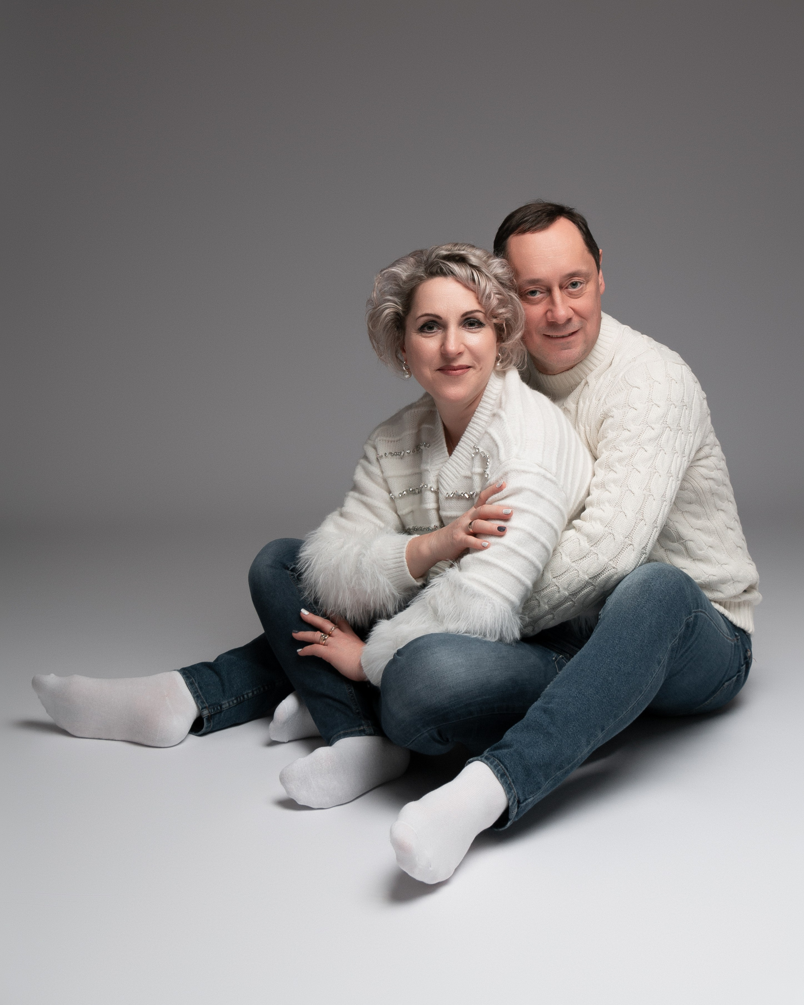 Sergej hält Natalia liebevoll im Arm – emotionales Paarporträt