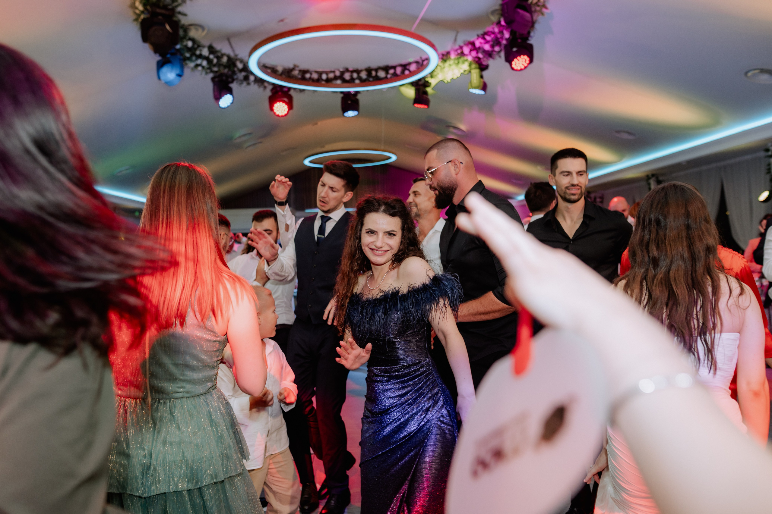 Cununie civila in aer liber , artificii de zi colorate , decor nunta , nunta la Hotel Traian. Proud Vision Weddings | Wedding Photography & Film — Servicii profesionale Foto Video Nunta Iasi