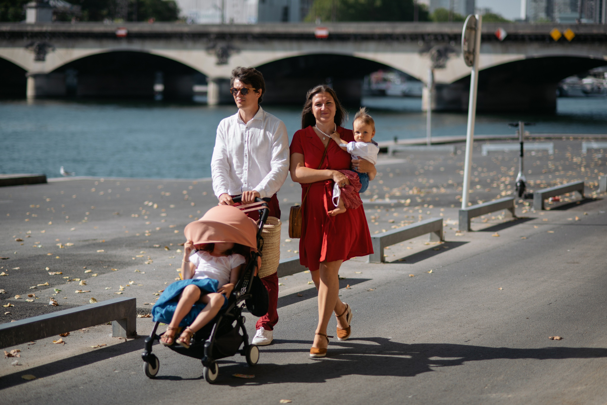 Elegant family moments by the Eiffel tower. Ksenia Marchand/ Lifestyle photographer in Paris