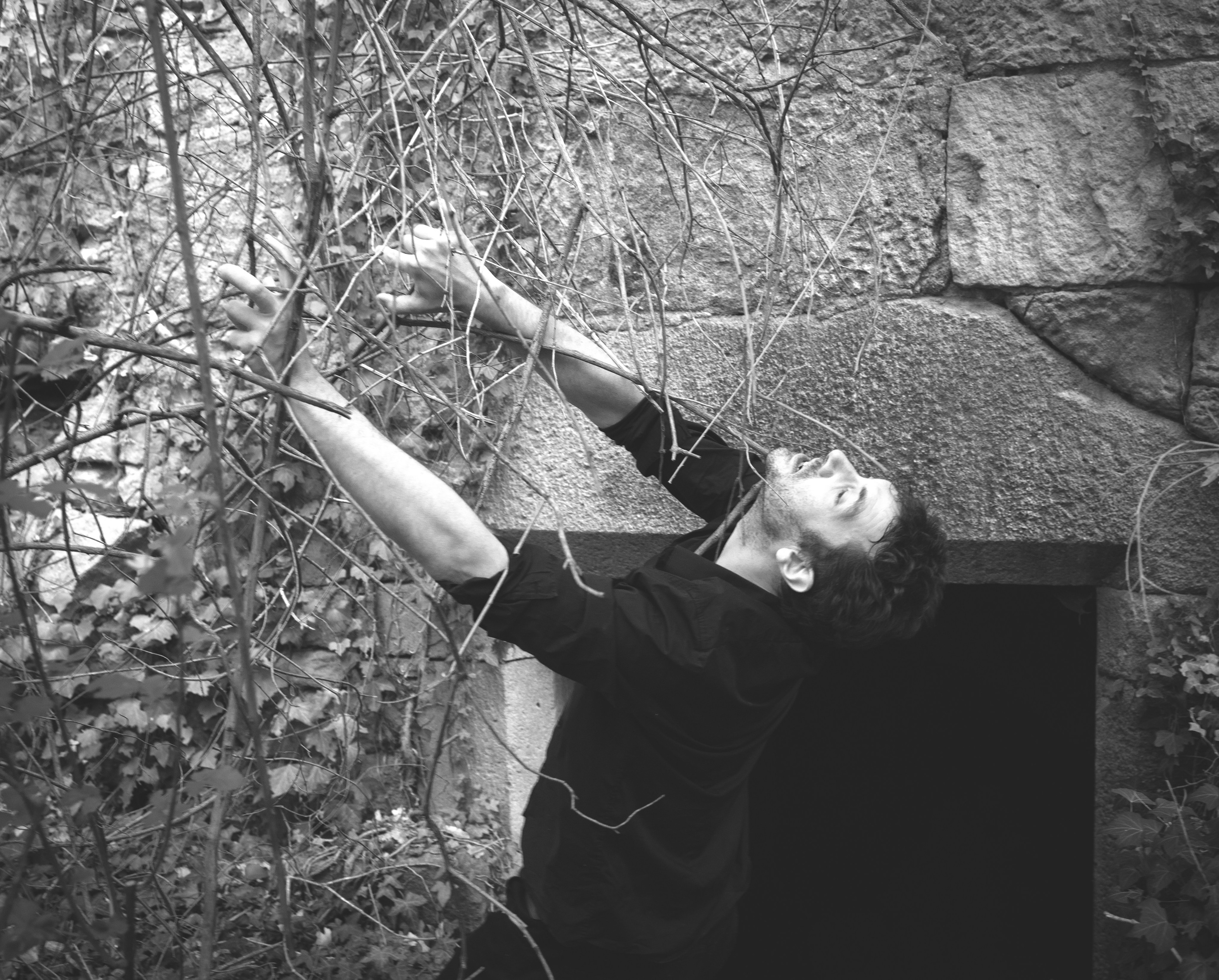Portrait du portfolio d’un acteur Avignon Provence France. Histoires d’amour, séances photos de famille et de mariage en France