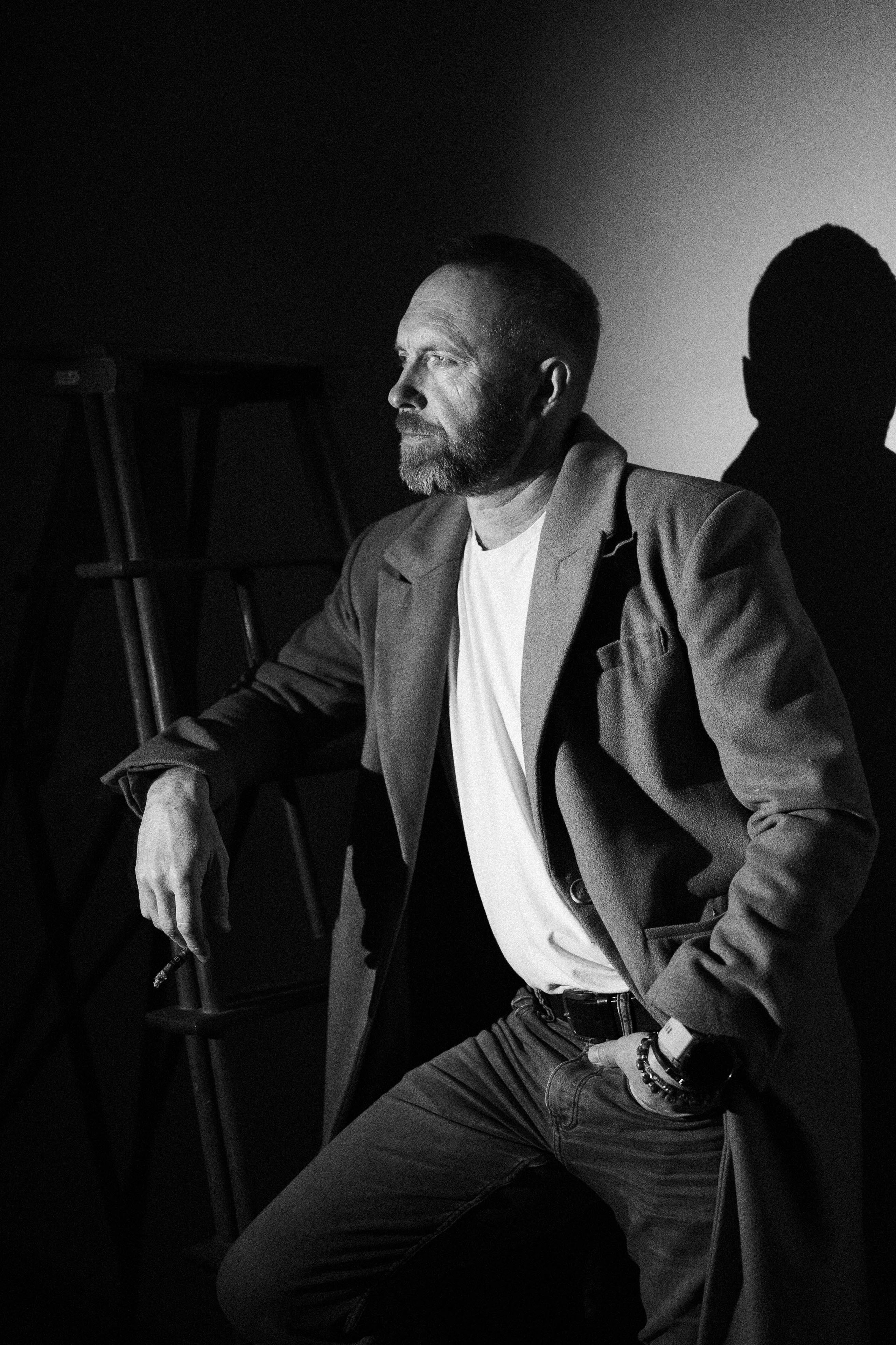 Mužský černobílý portrét