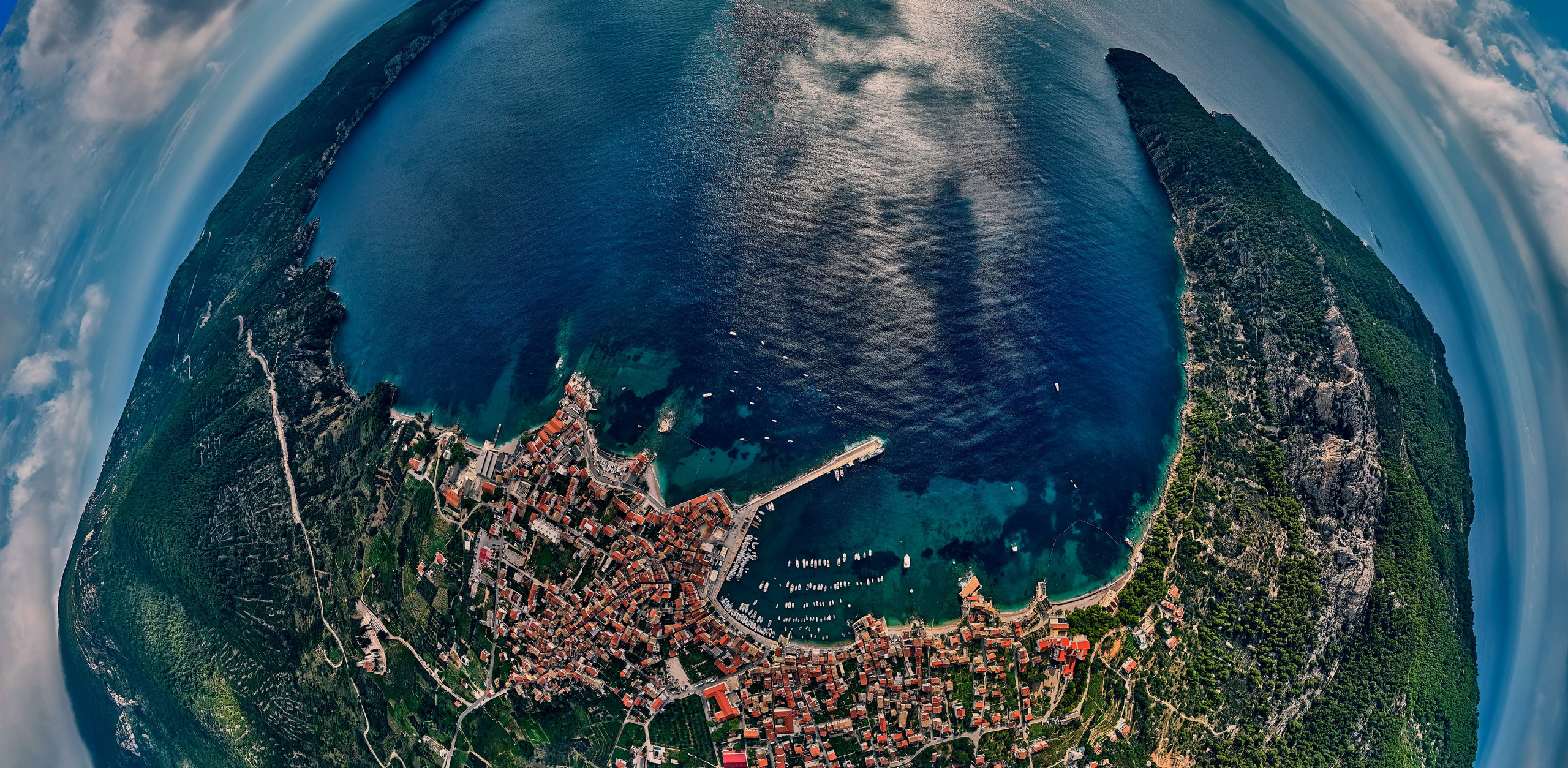 Andriej Szypiłow - fotografia i wideografia - Widok z lotu ptaka na zachód słońca w Komiży - na zachodnim brzegu pięknej i malowniczej wyspy Vis