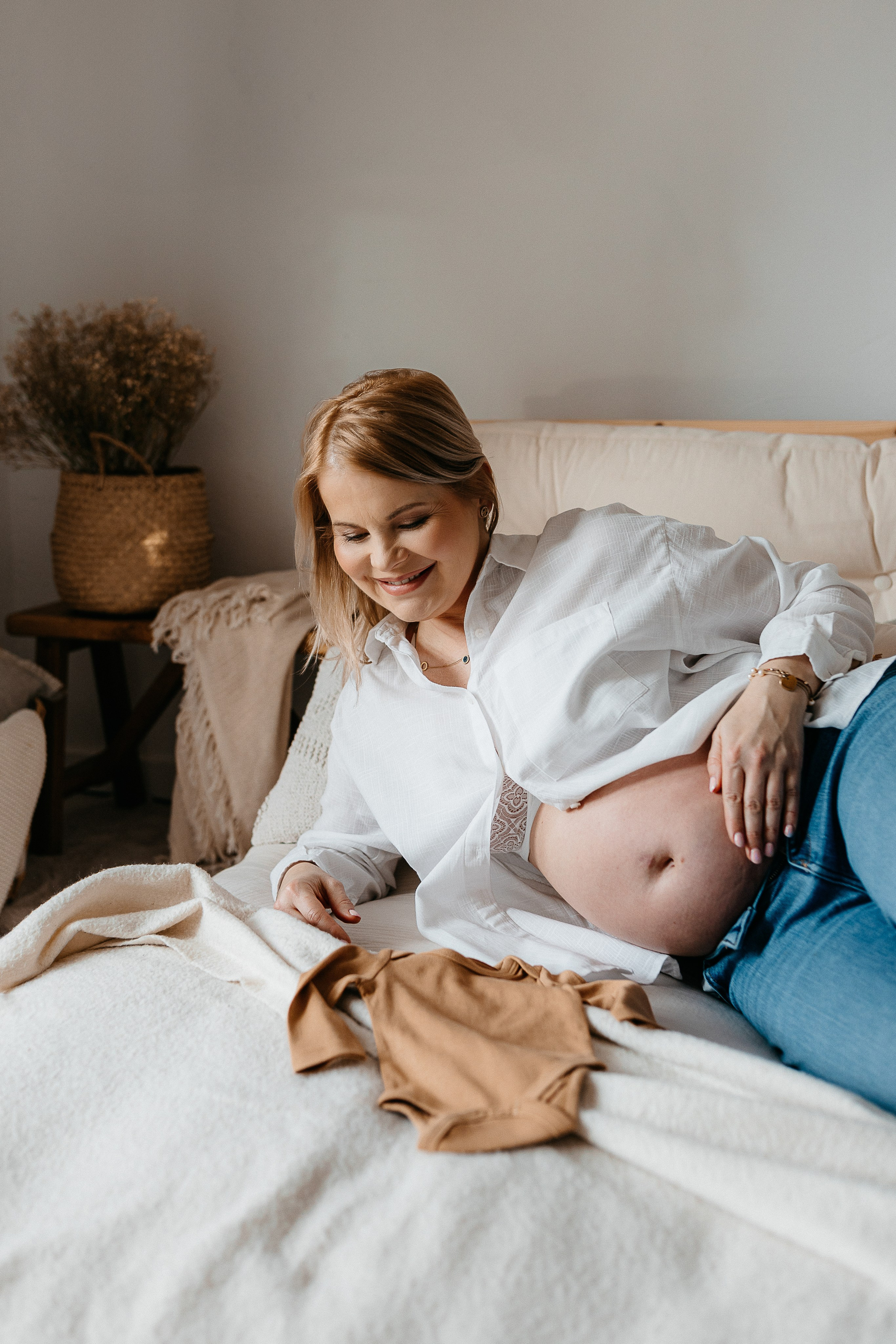 Pełna emocji fotografia sesja ciążowa lifestyle | Natalia Malinowska Fotografia | Augustów Warszawa. Natalia Malinowska Fotografia | Fotograf ślubny i rodzinny Augustów Warszawa