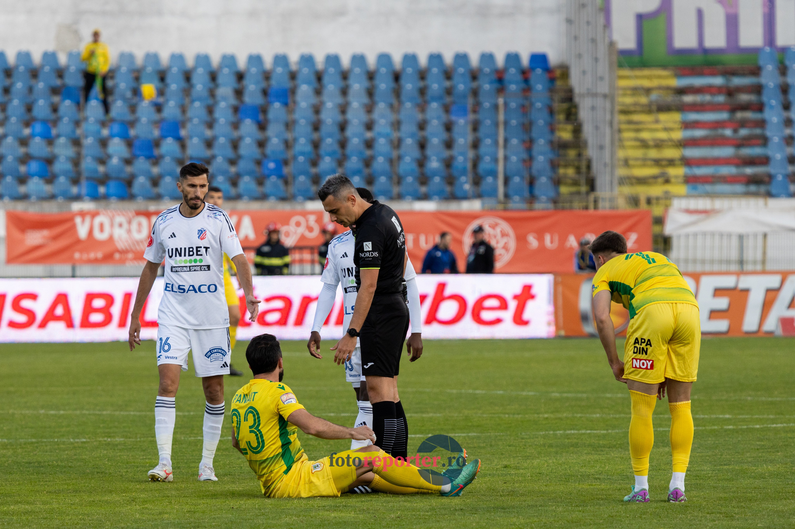Galerie Foto: FC Botoșani vs. CS Mioveni - Pe 17 mai 2024, am fost martorii unei partide incredibile între FC Botoșani și CS Mioveni, în prima manșă a barajului pentru evitarea retrogradării. În fața unui stadion plin de emoție și speranță, echipa noastră a obținut o victorie importantă, cu un gol marcat de Aldair în minutul 93. 💪 *FC Botoșani 1-0 CS Mioveni*⚽️ Urmăriți momentele cheie ale meciului și bucuria suporterilor în această galerie foto! Pregătiți-vă pentru meciul de retur de pe 24 mai, când vom lupta din nou pentru a rămâne în prima ligă.#FCBotoșani #CSMioveni #BarajRetrogradare #ForzaBotoșani 