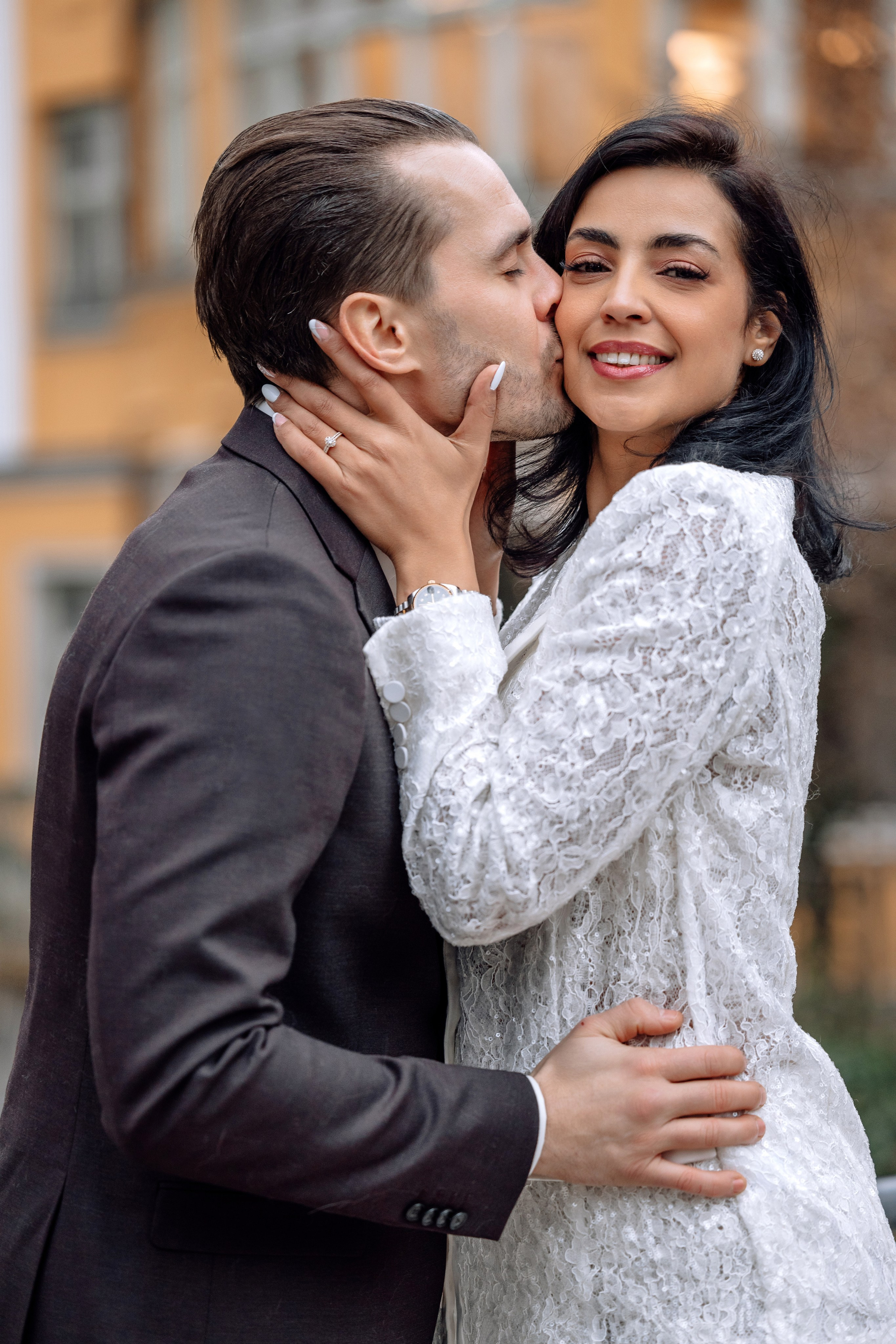 Braut umarmt Bräutigam am Bach – natürliche, intime Aufnahme Standesamt Schwabing