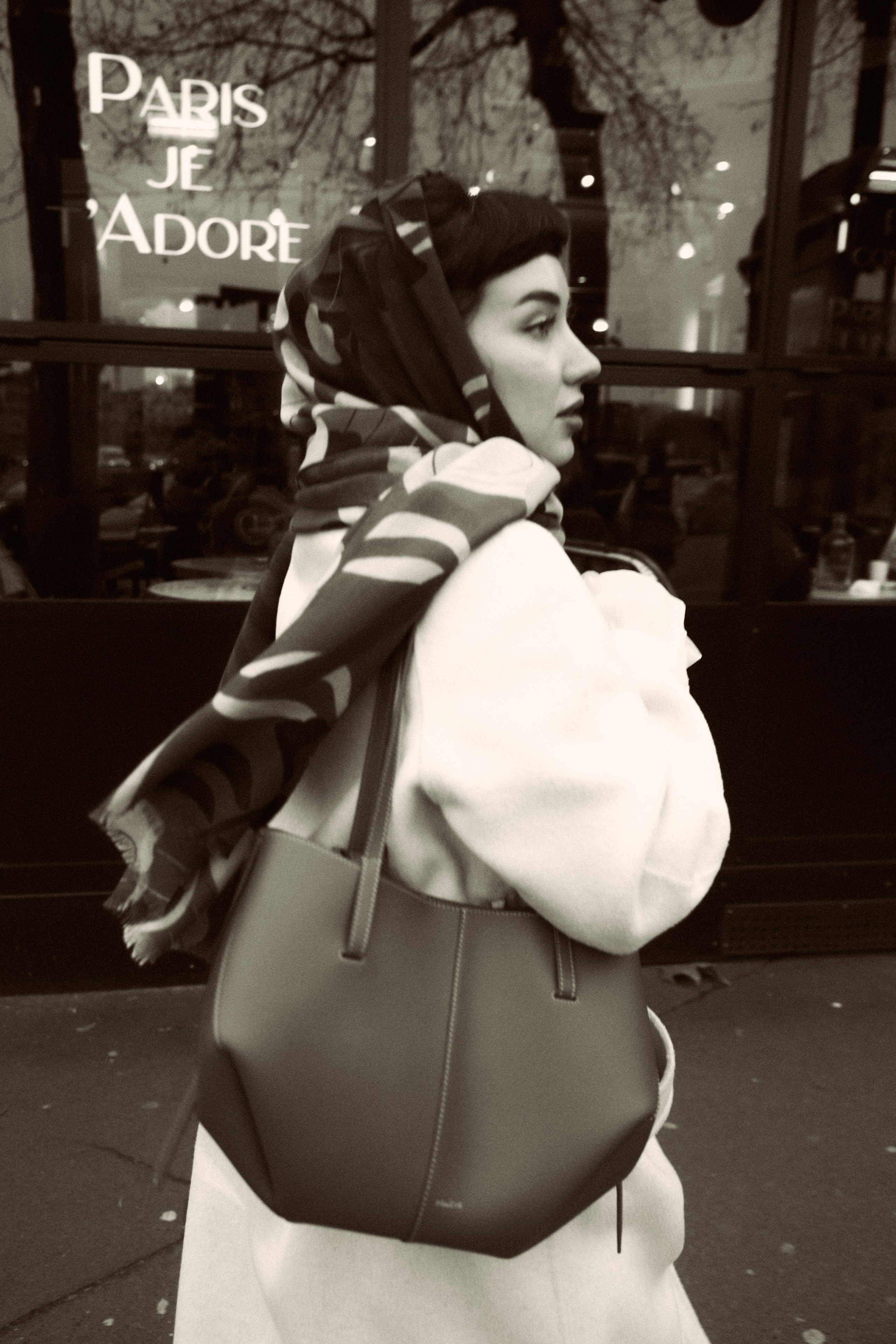 Li. Photographer in Paris