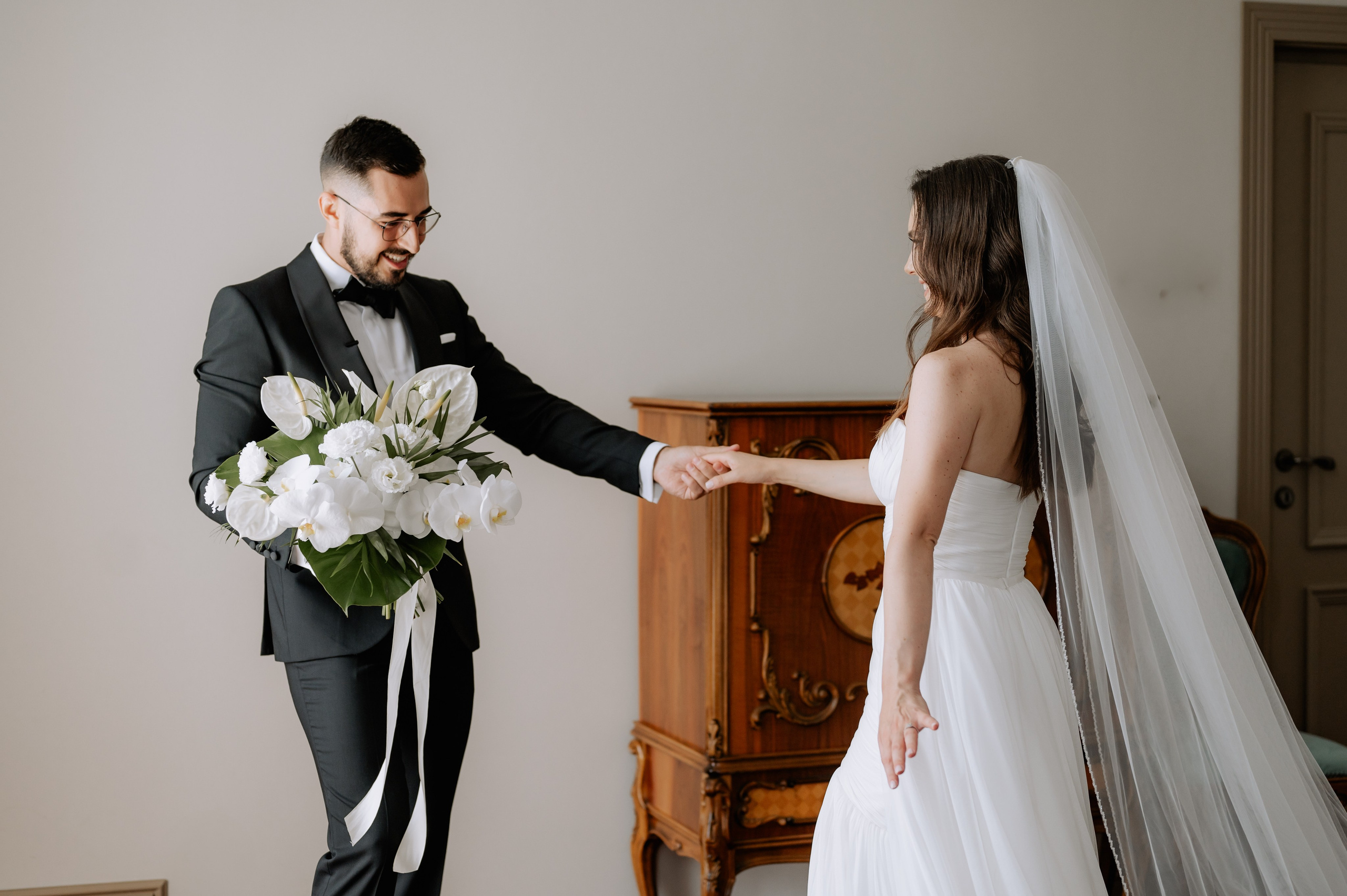 Cununie civila in aer liber , artificii de zi colorate , decor nunta , nunta la Hotel Traian. Proud Vision Weddings | Wedding Photography & Film — Servicii profesionale Foto Video Nunta Iasi