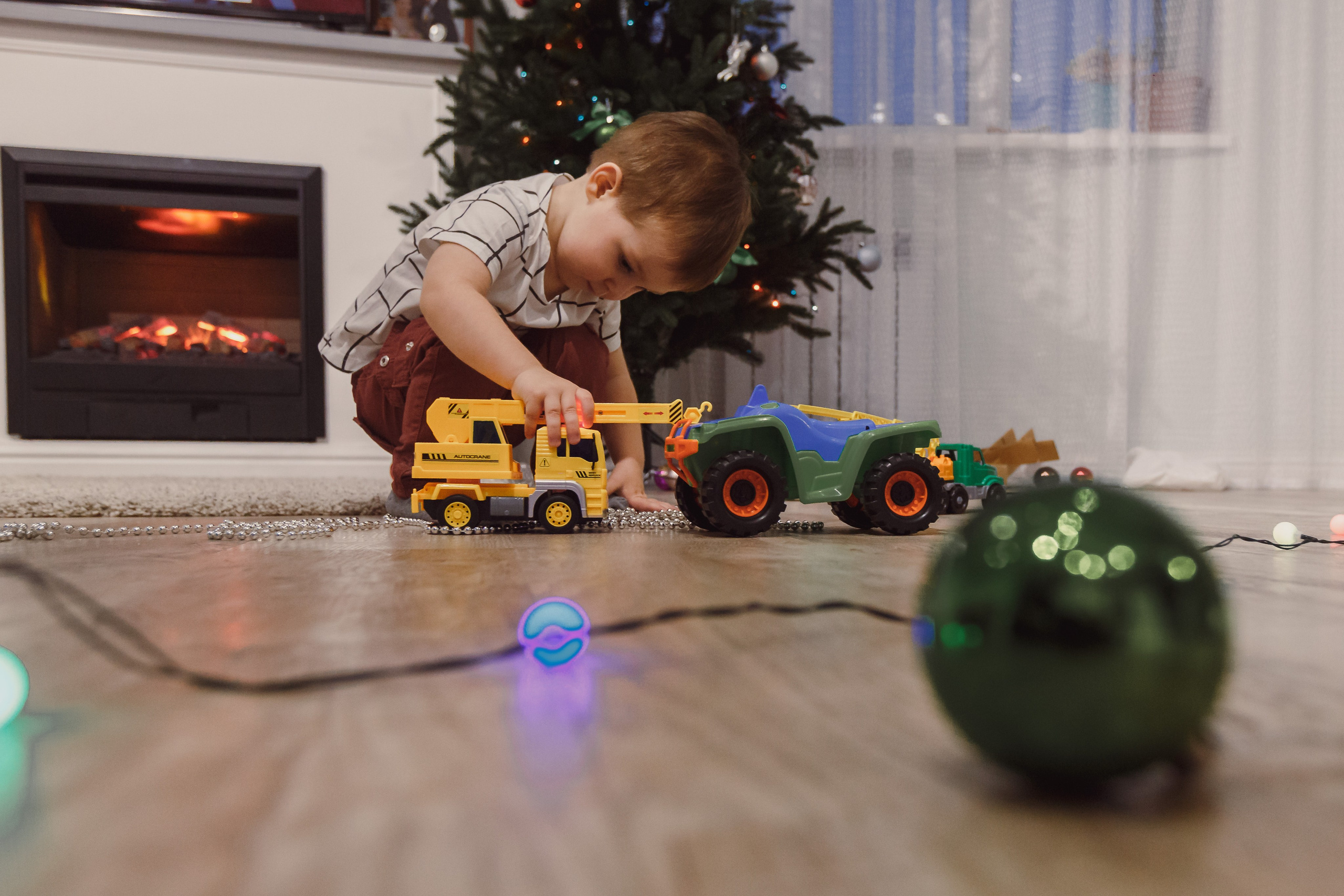 Padres con niños preparando galletas en casa. Fotógrafo de retrato, familia y reportajes en Valencia | España | Europa Vitalii Lumier